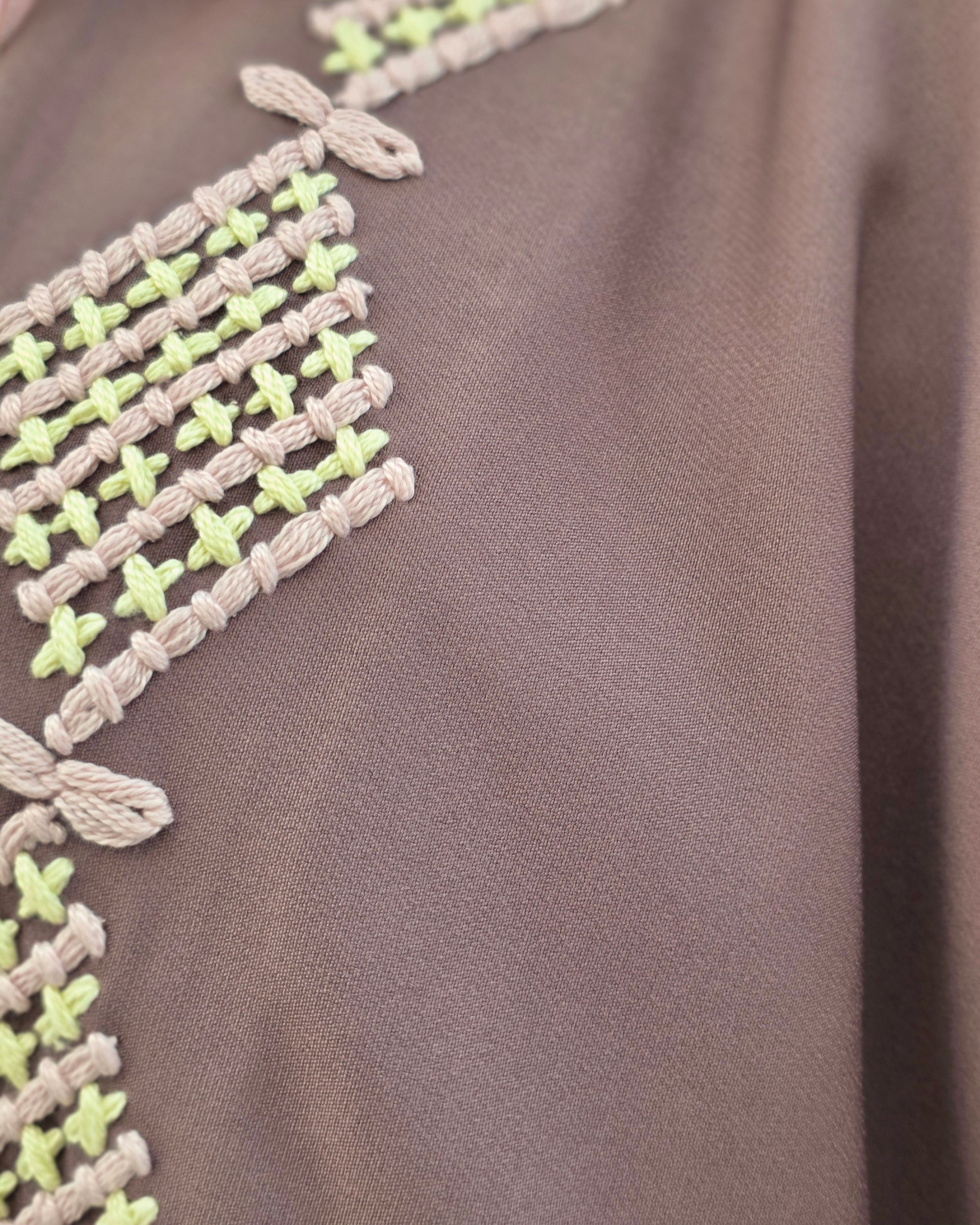 MWT662 - عباية وردي تطريز من الامام - Aya