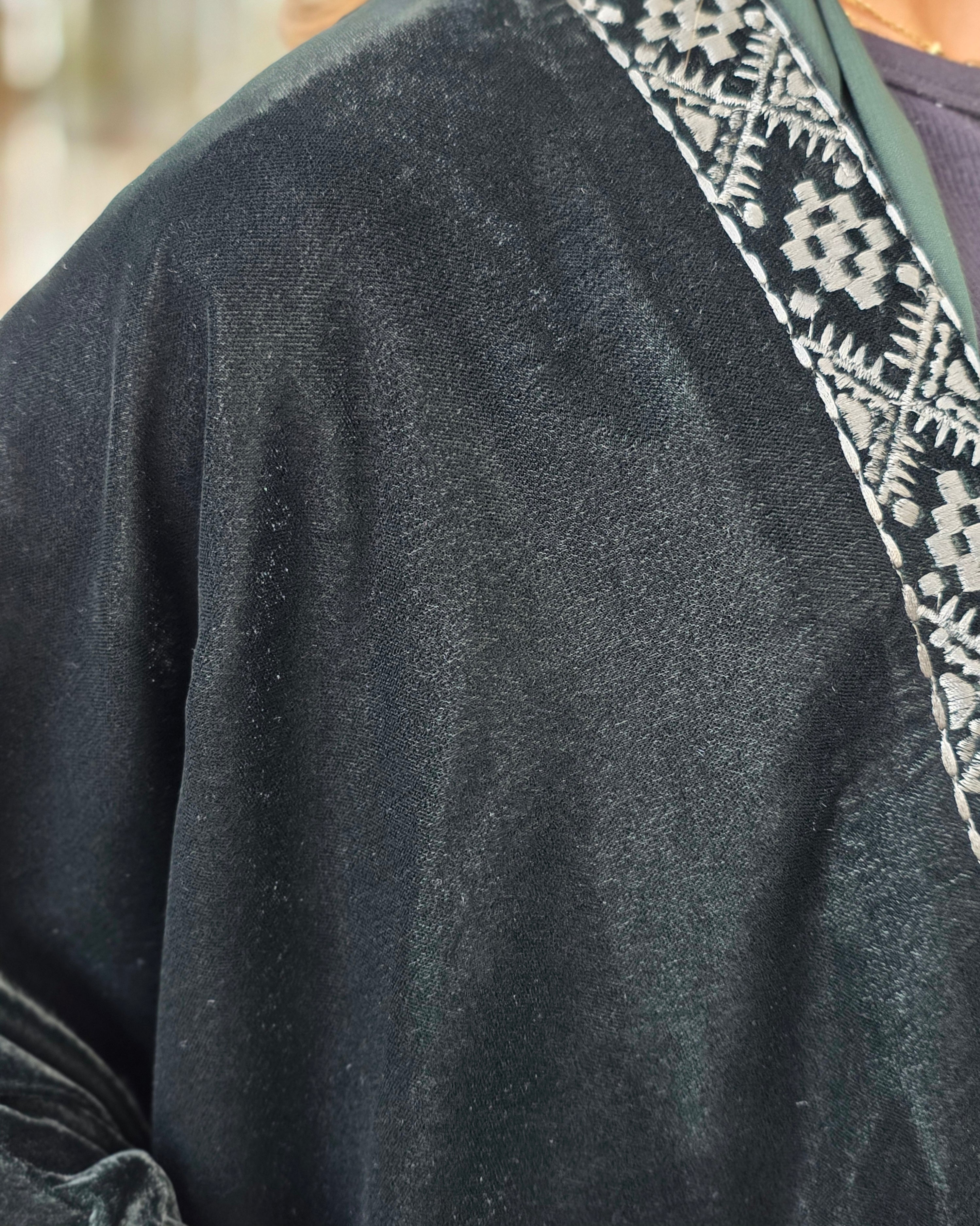 MWT652 - عباية مخمل تطريز اخضر - Aya