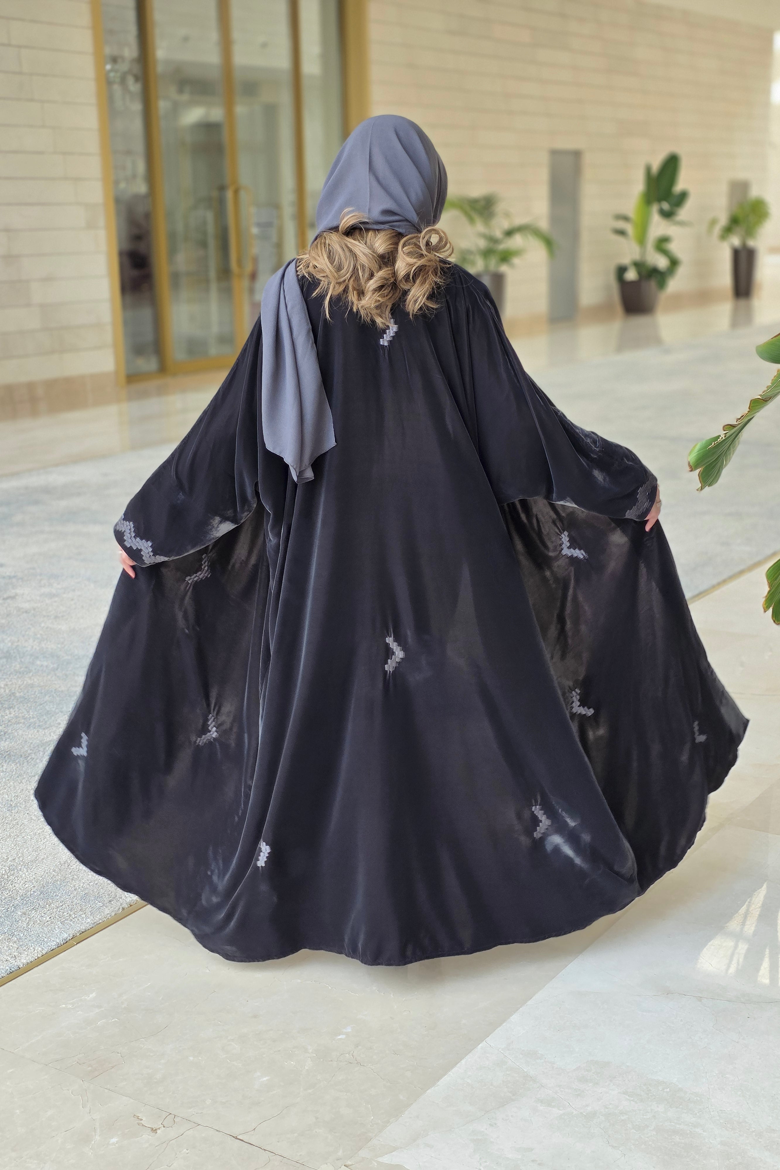 MWT653 - عباية مخمل تطريز رصاصي - Aya
