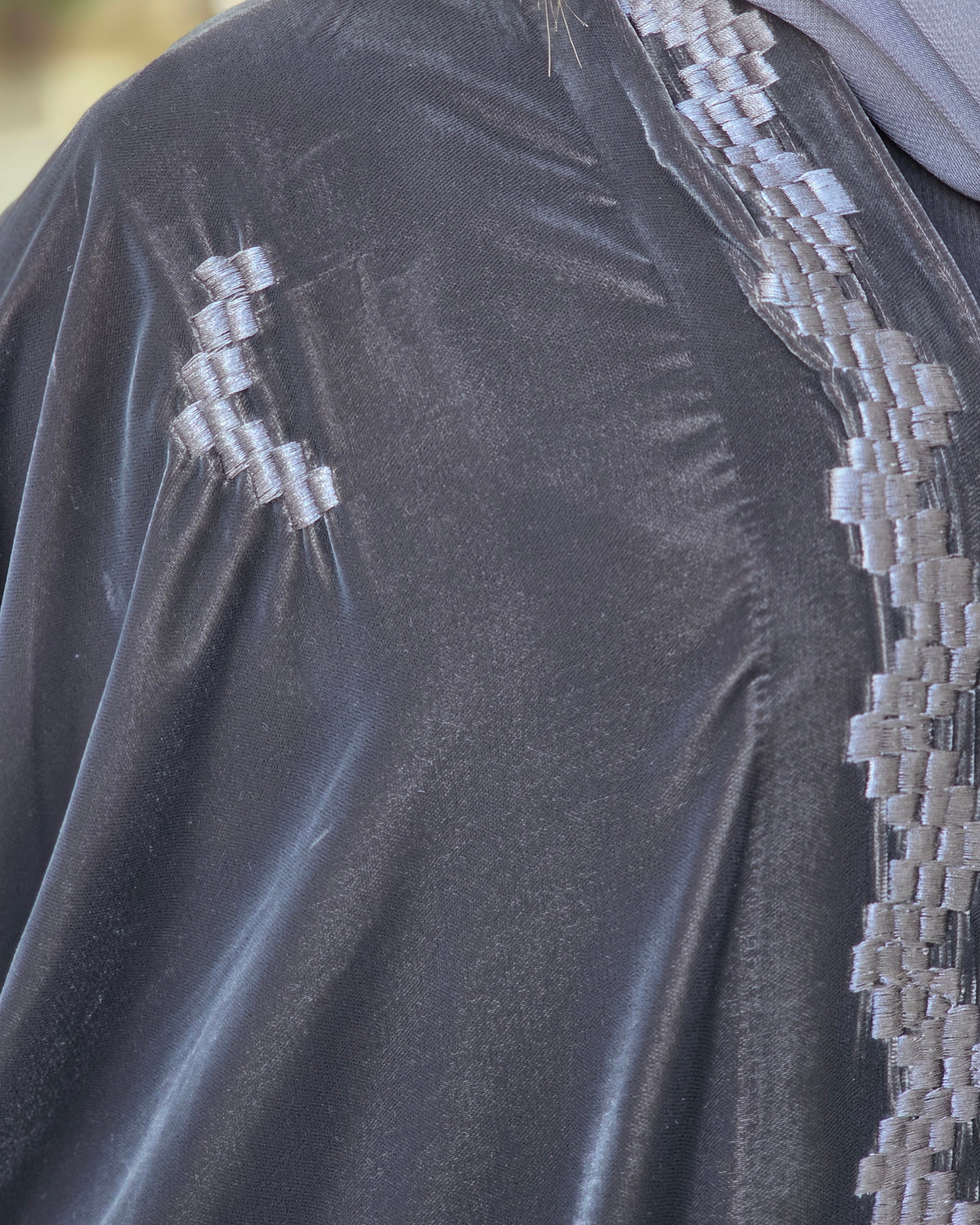 MWT653 - عباية مخمل تطريز رصاصي - Aya