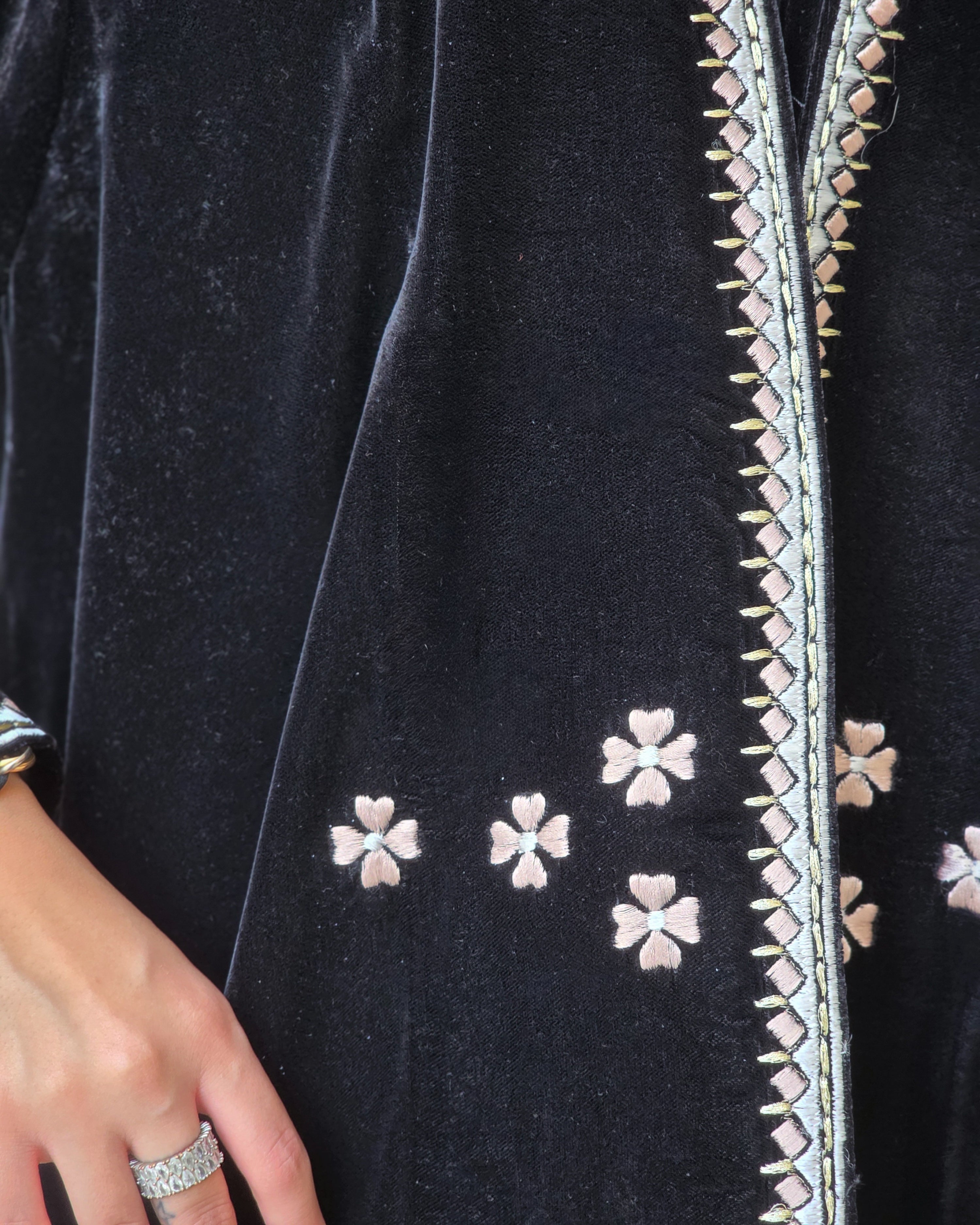 MWT655 - عباية تطريز مخمل اسود - Aya