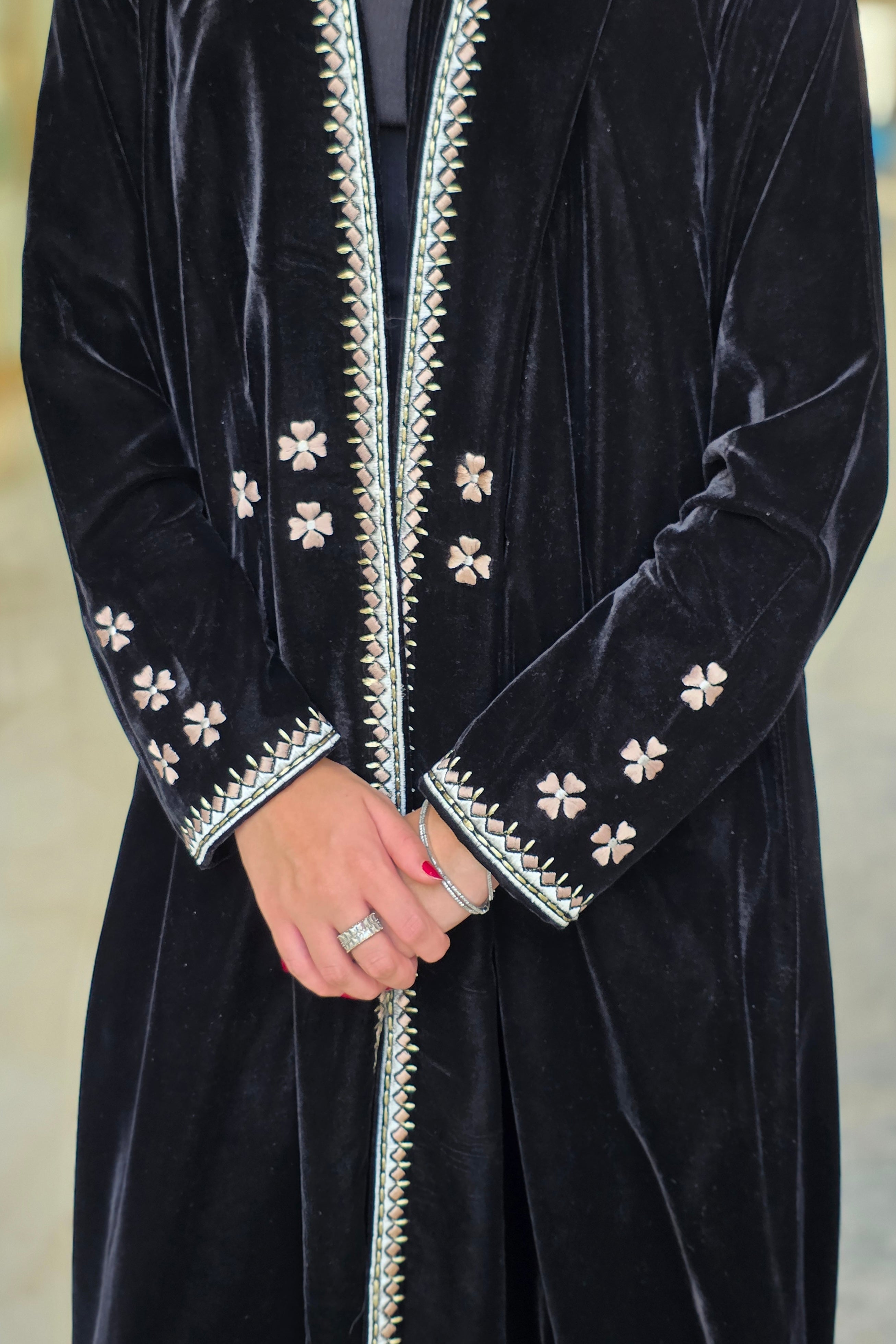 MWT655 - عباية تطريز مخمل اسود - Aya