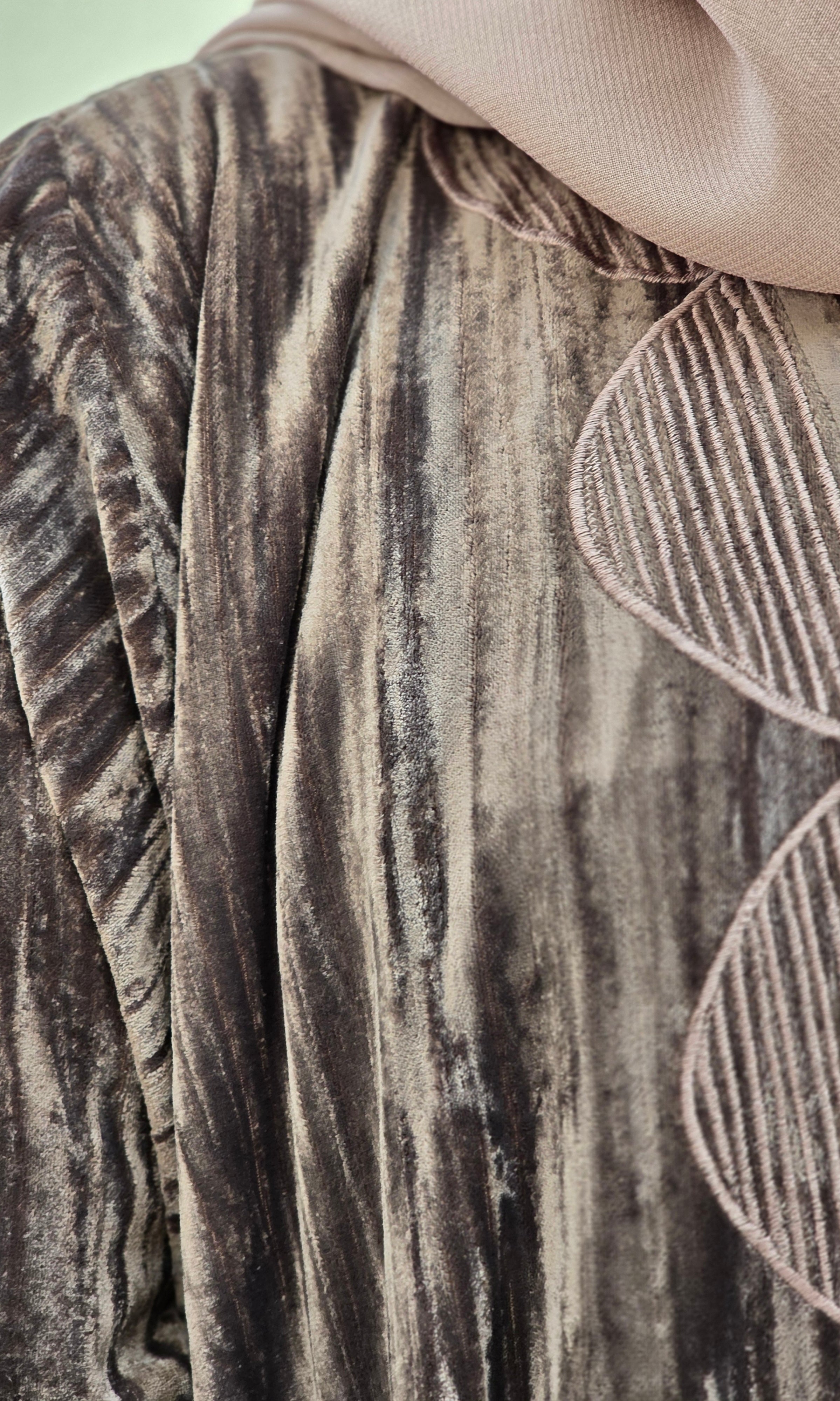 MWT681 - عباية بني مخمل مكسر مع تطريز - Aya