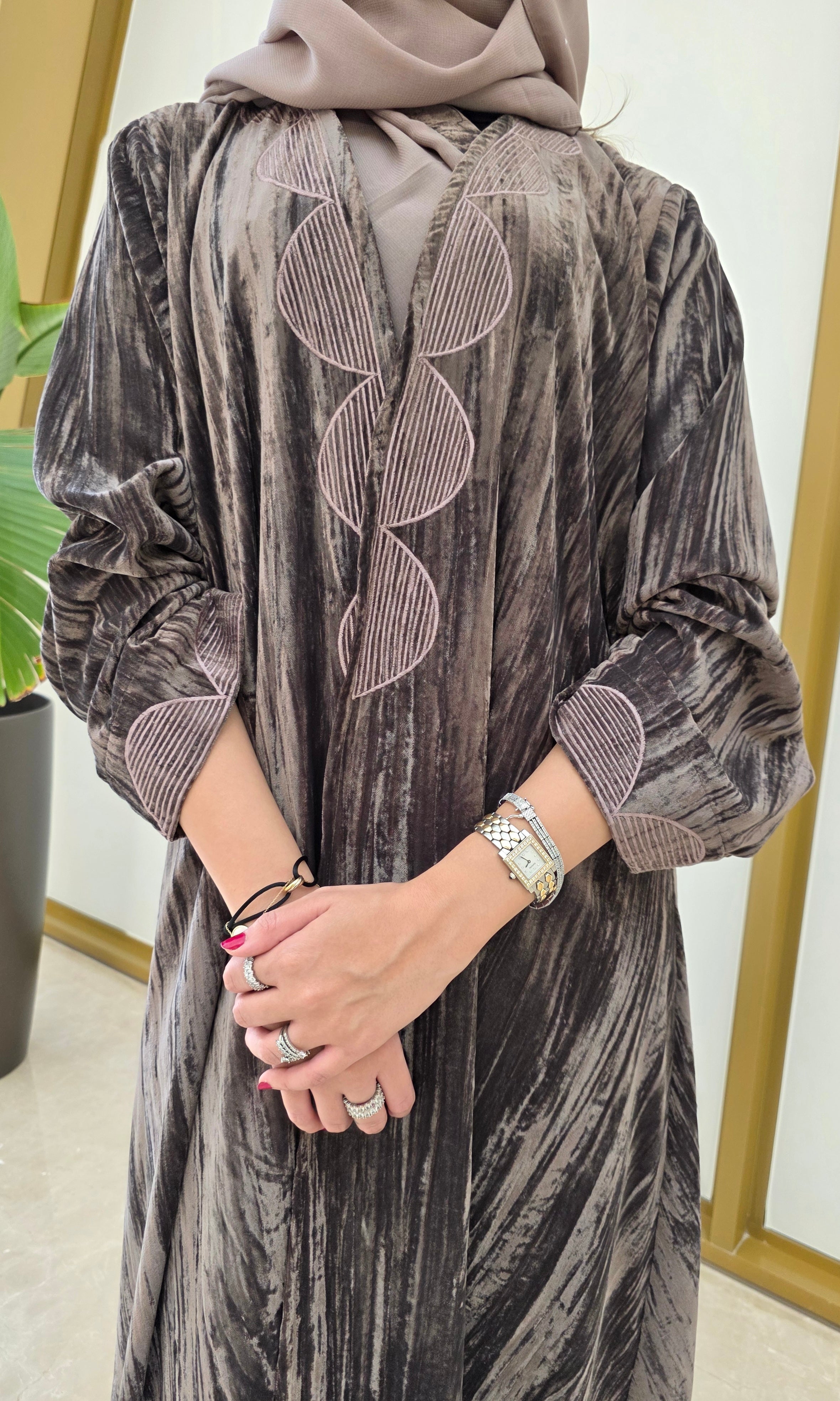 MWT681 - عباية بني مخمل مكسر مع تطريز - Aya