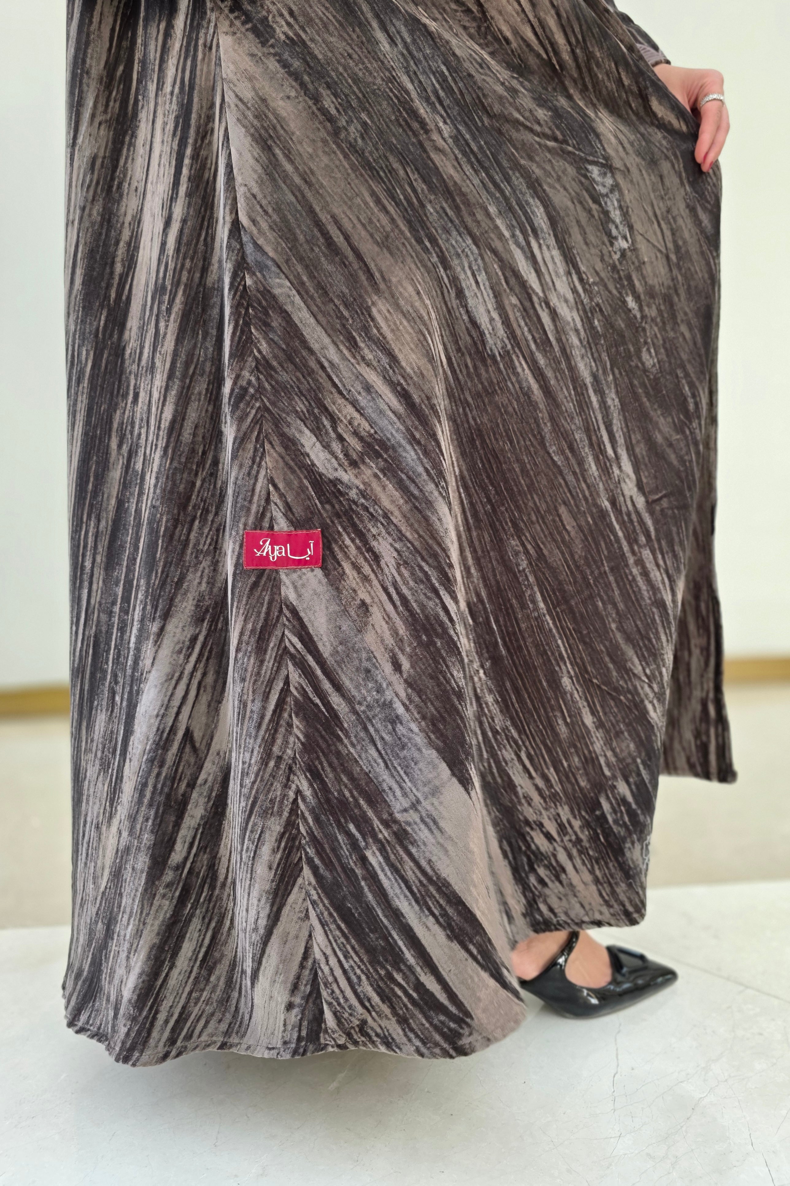 MWT681 - عباية بني مخمل مكسر مع تطريز - Aya