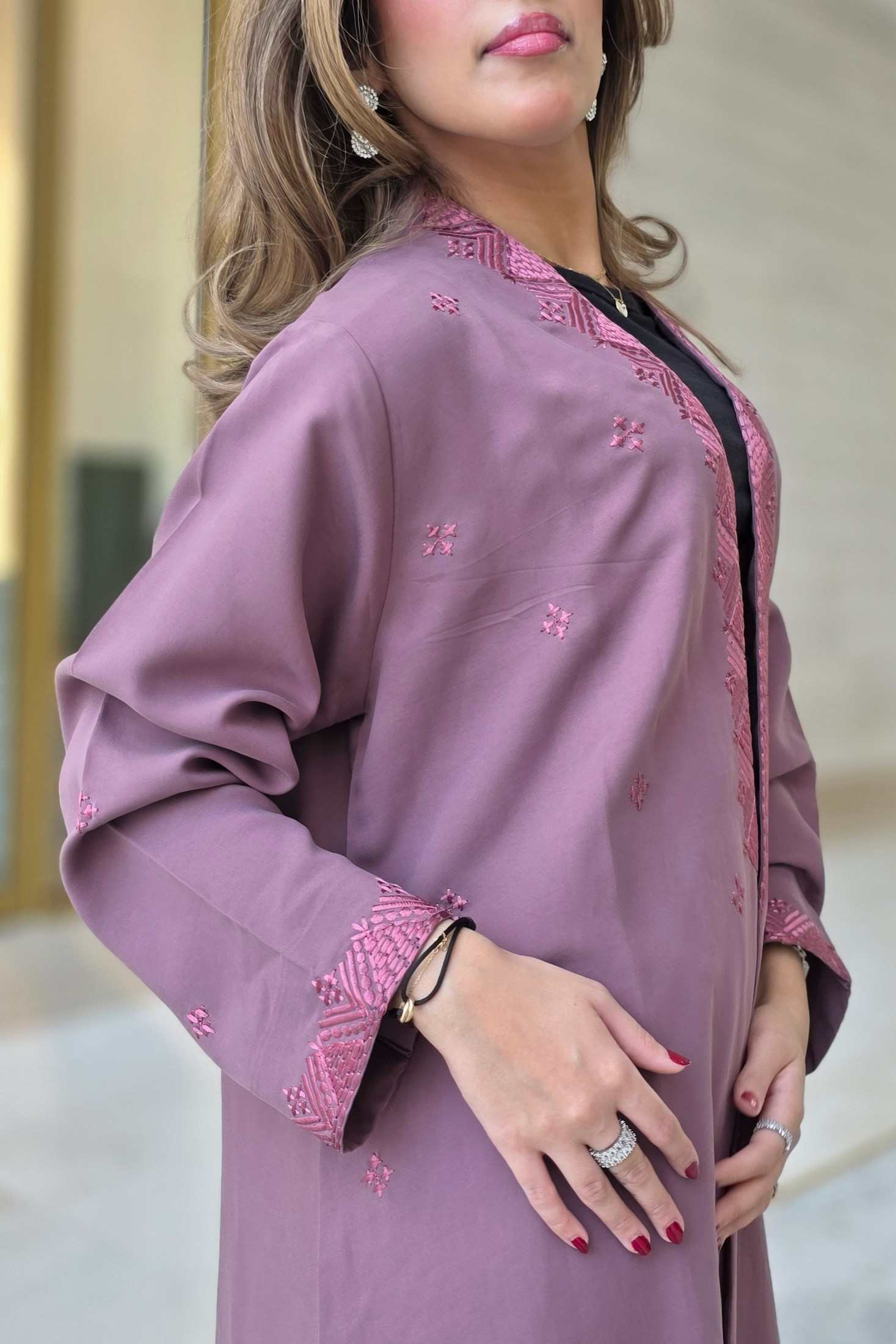 MWT686 -عباية وردية مع تطريز - Aya