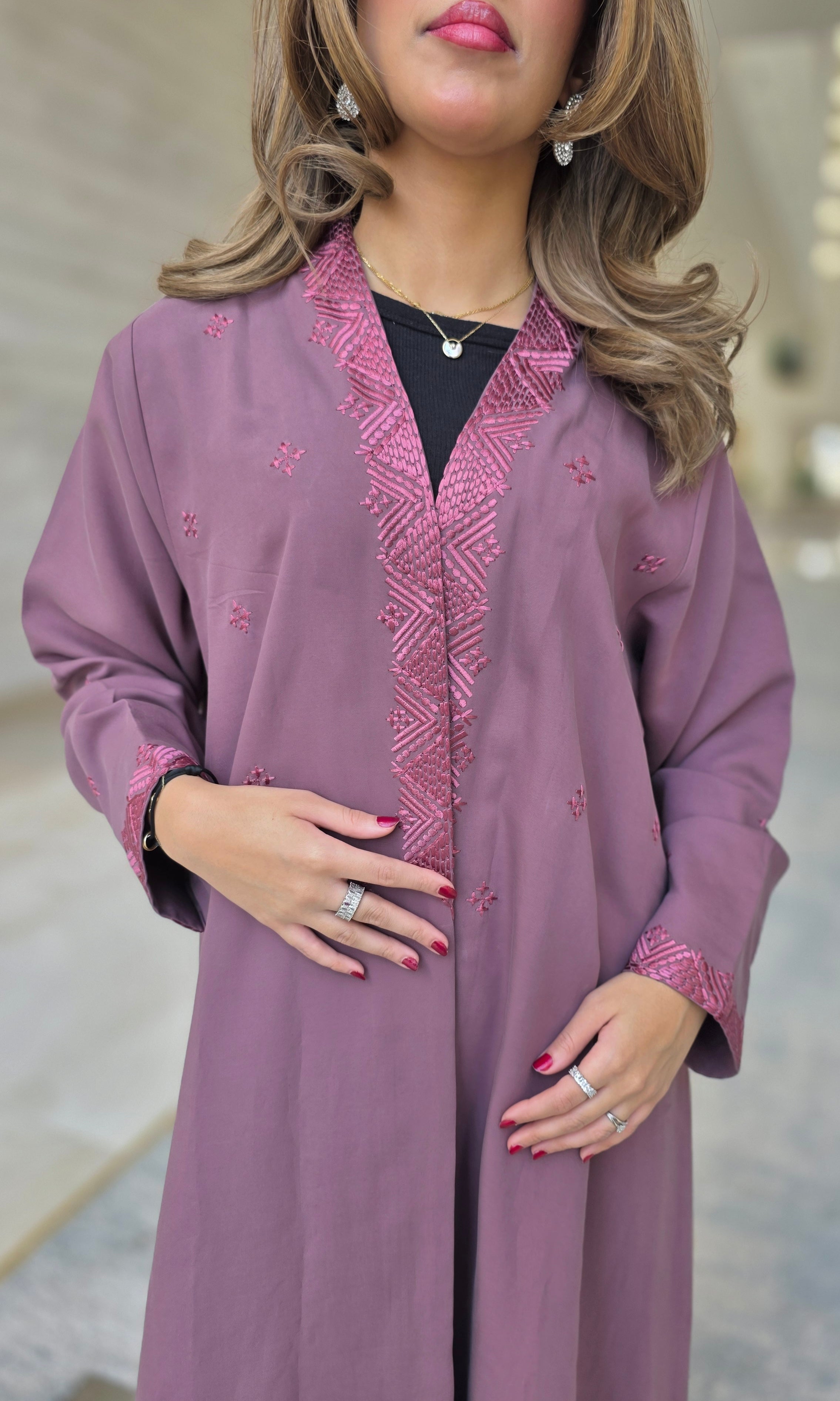 MWT686 -عباية وردية مع تطريز