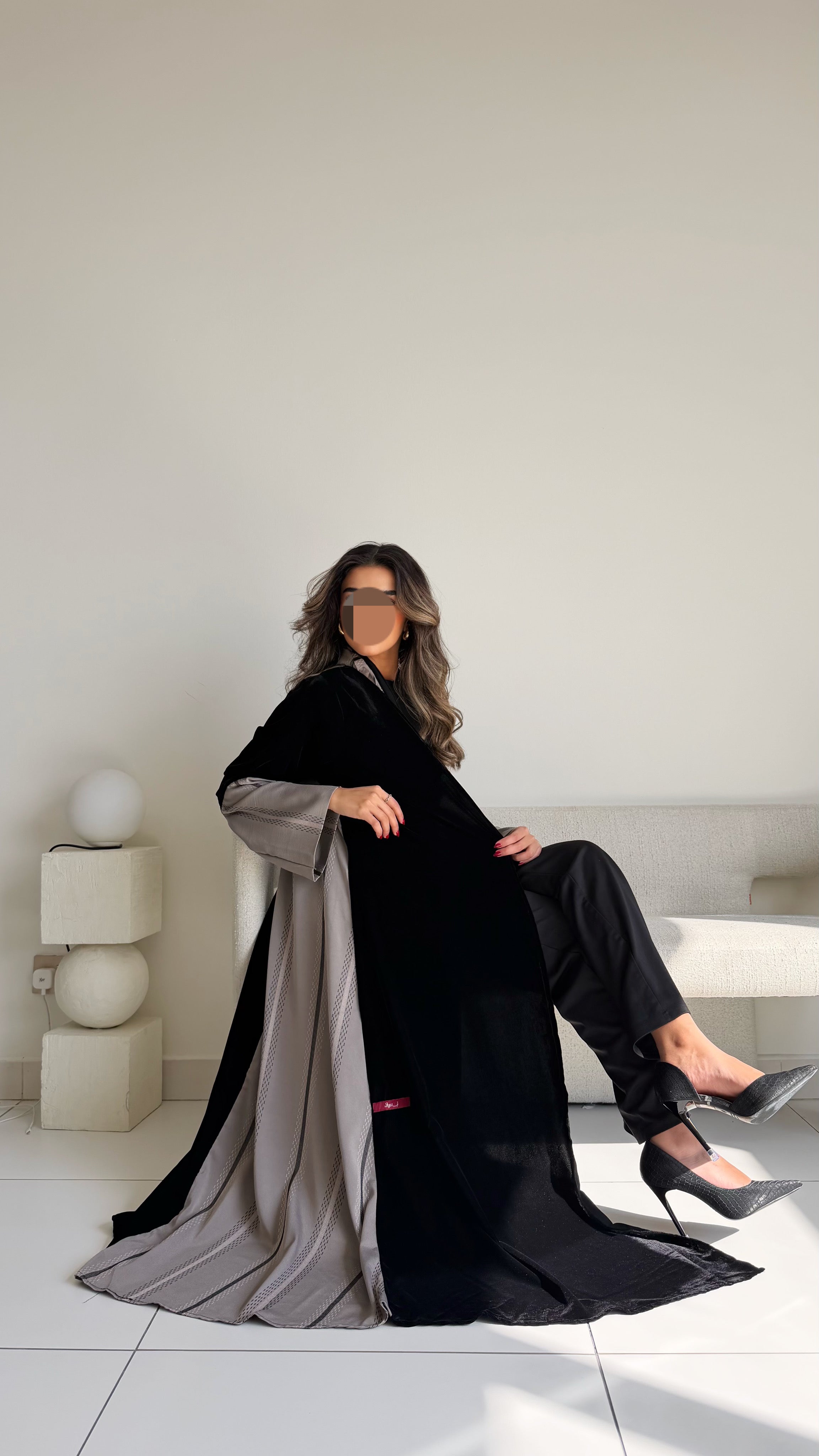 MW1843 - عباية مخمل مع اضافة تدخيلة الجاكار المطرز ليمنحك اطلالة راقية وعصرية - Aya