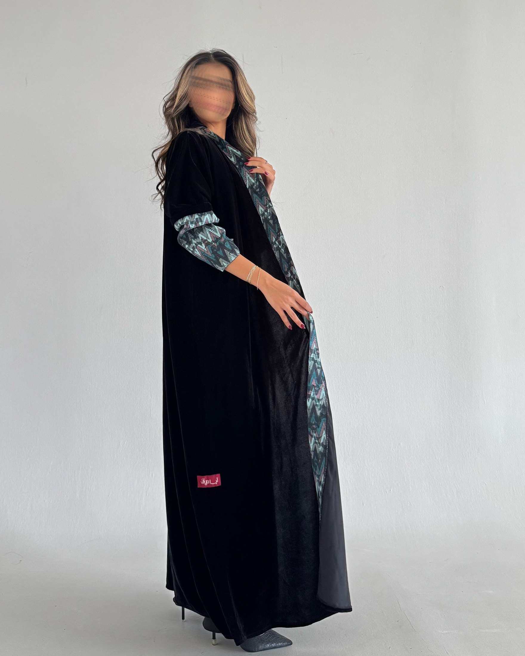 MWT561 - عباية مخمل مع تدخيلة الوان - Aya