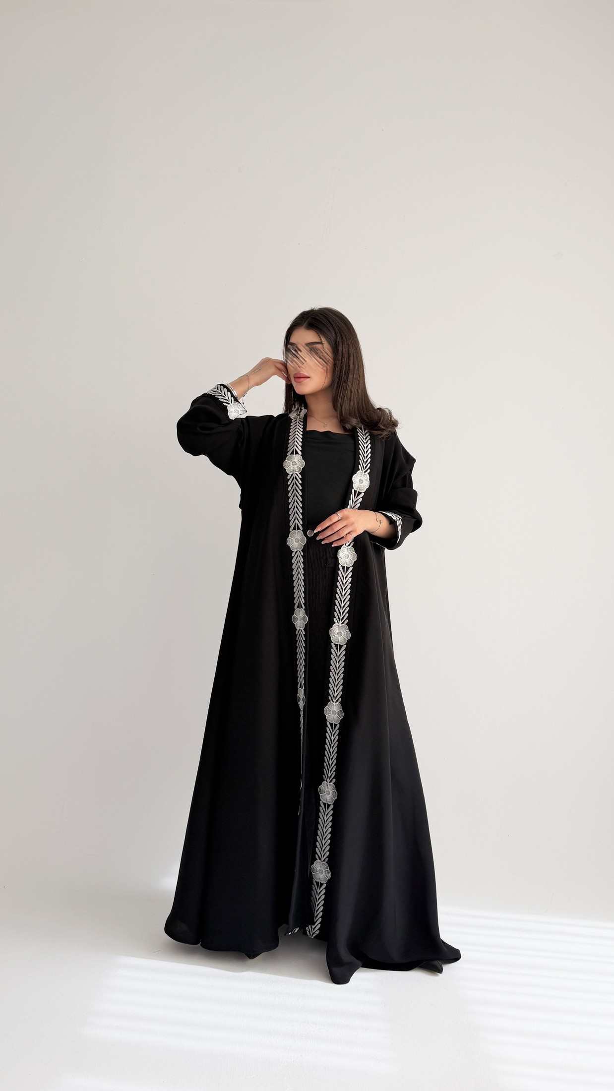 MWT1042 - عبايه بتطريز ابيض من الامام - Aya