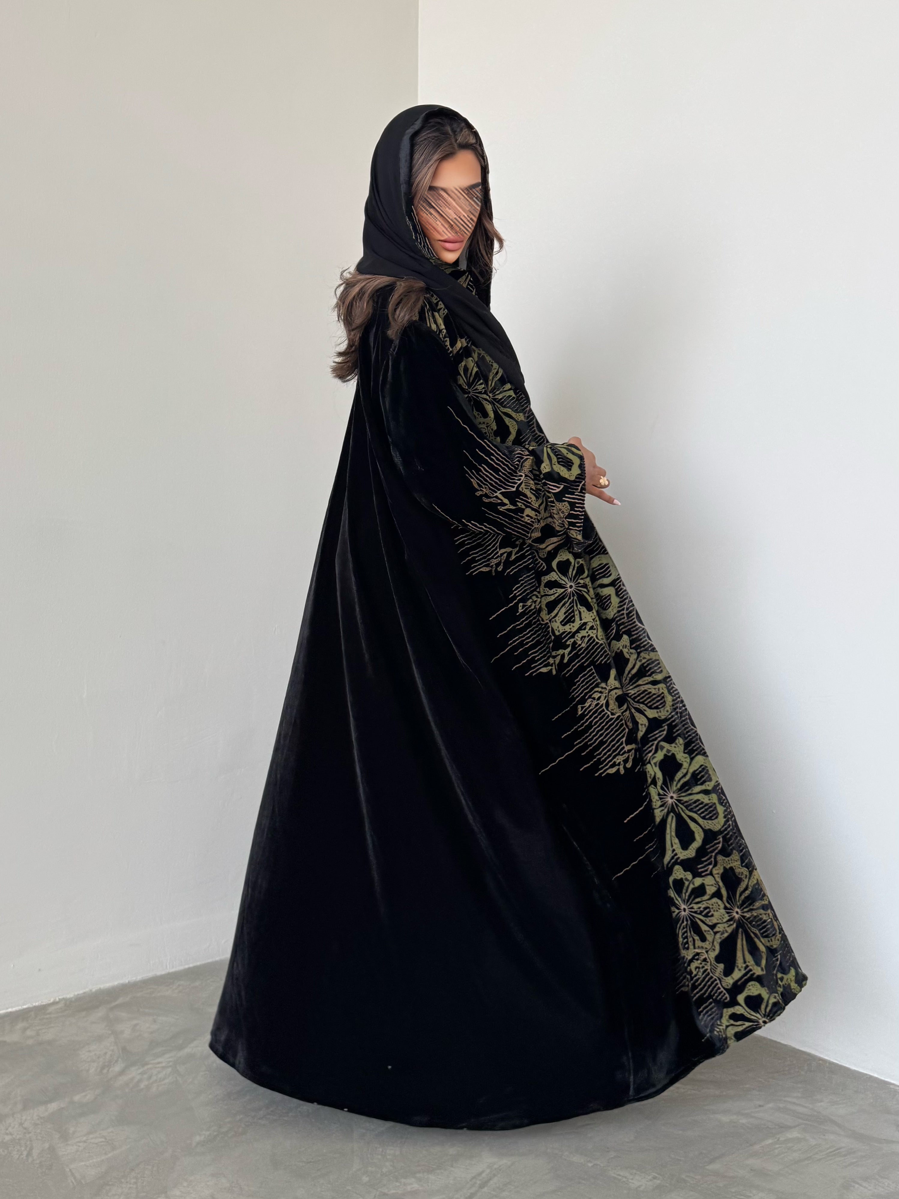 MWT555 - عباية مخمل مع شيفون طباعة - Aya