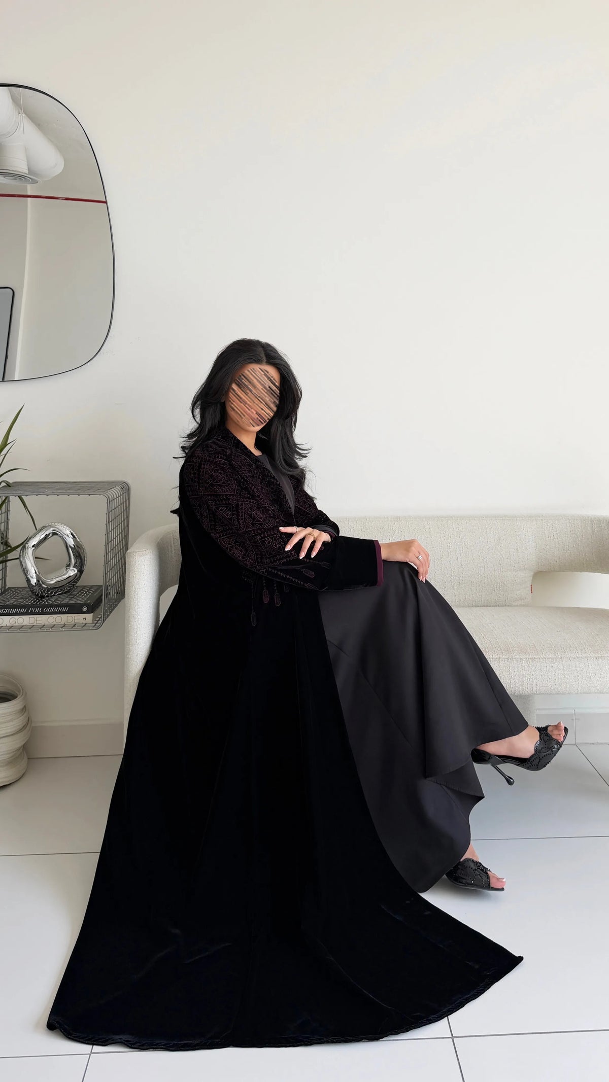 MWT2177 - عباية مخمل شتوية مع شك بقيطان من الأكمام - Aya