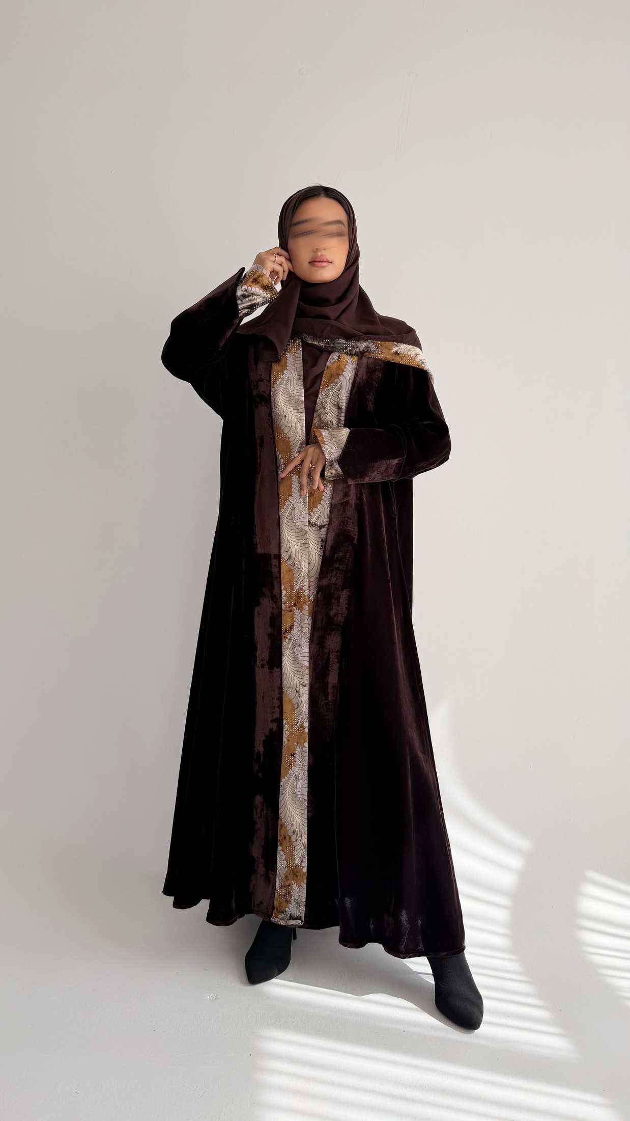 MWT822 - عباية مخمل مع تدخيلة من الامام والاكمام - Aya