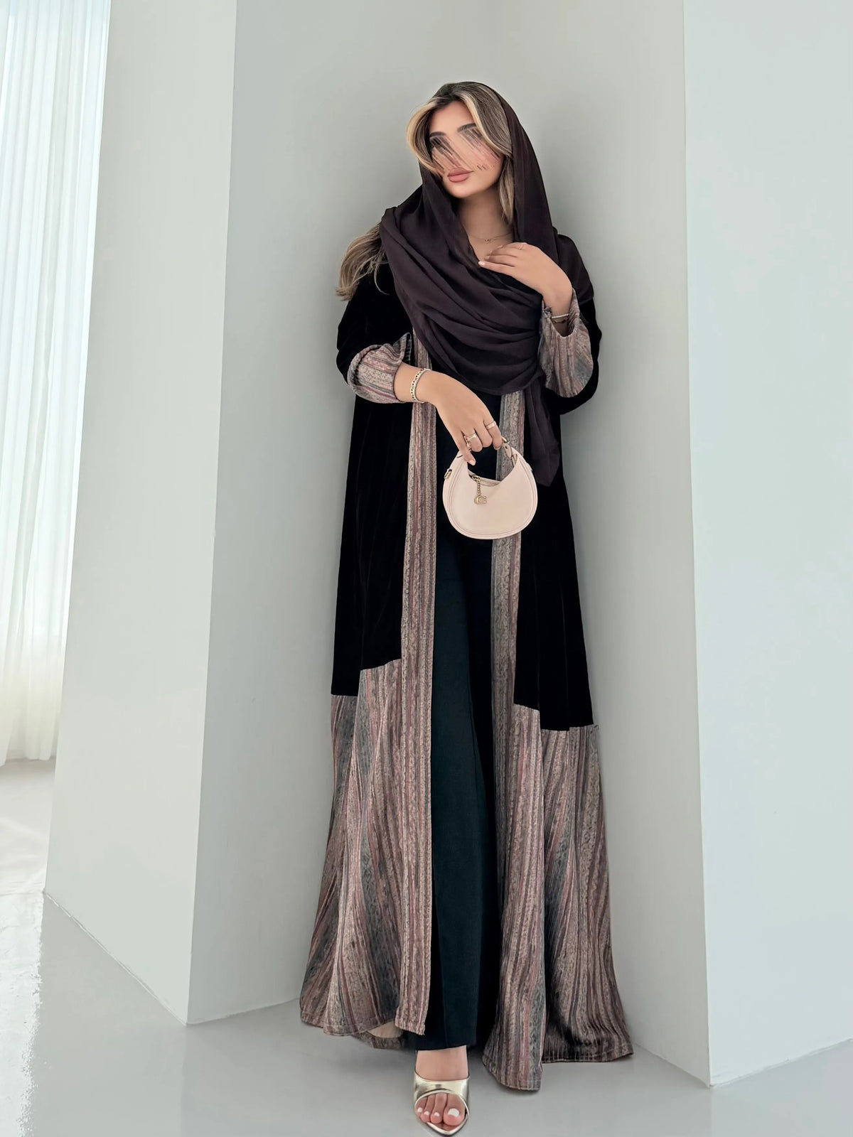 MWT5268 - عباية مخمل سادة مع طباعة بقصة ناعمة - Aya