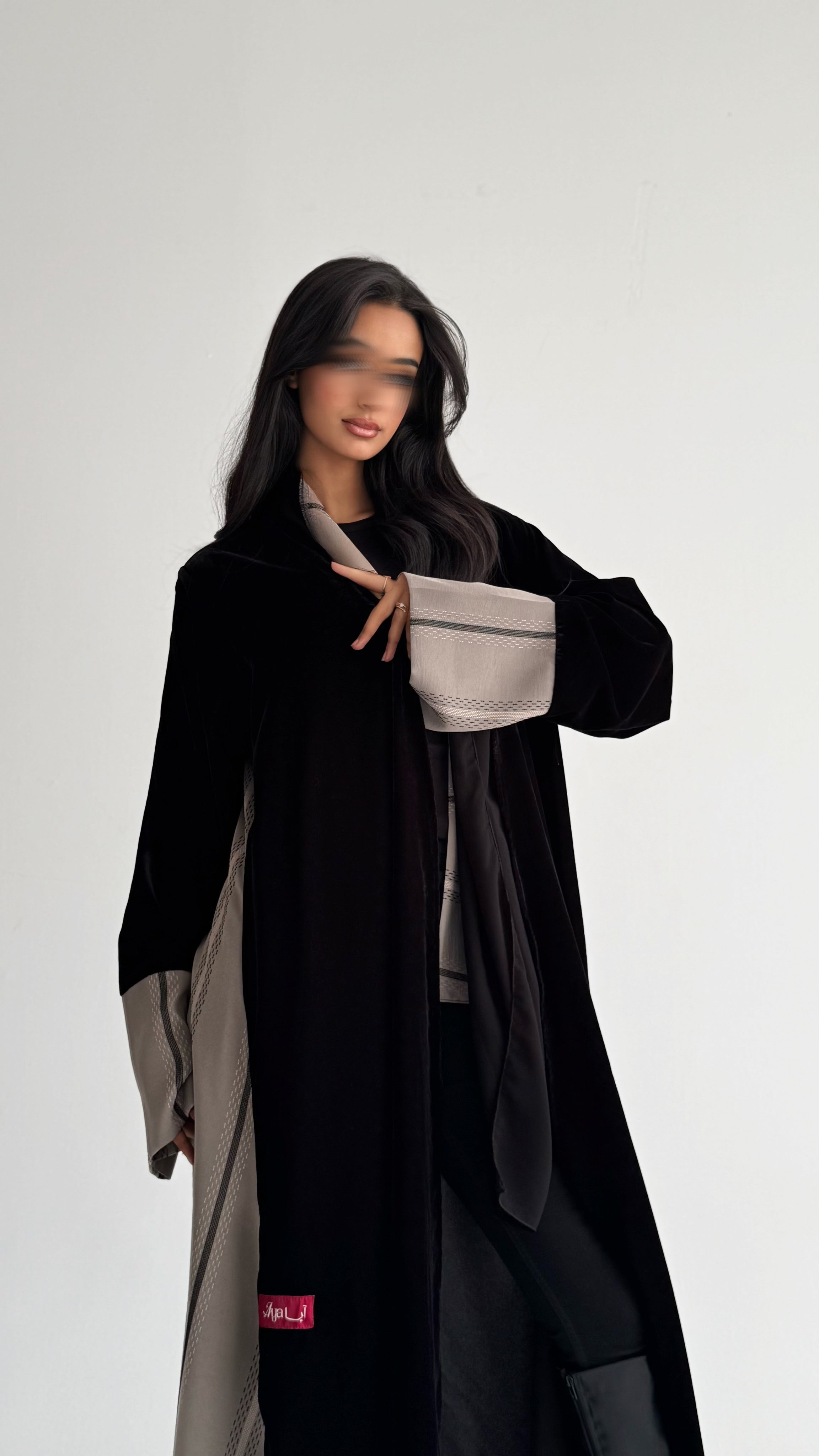 MW1843 - عباية مخمل مع اضافة تدخيلة الجاكار المطرز ليمنحك اطلالة راقية وعصرية - Aya