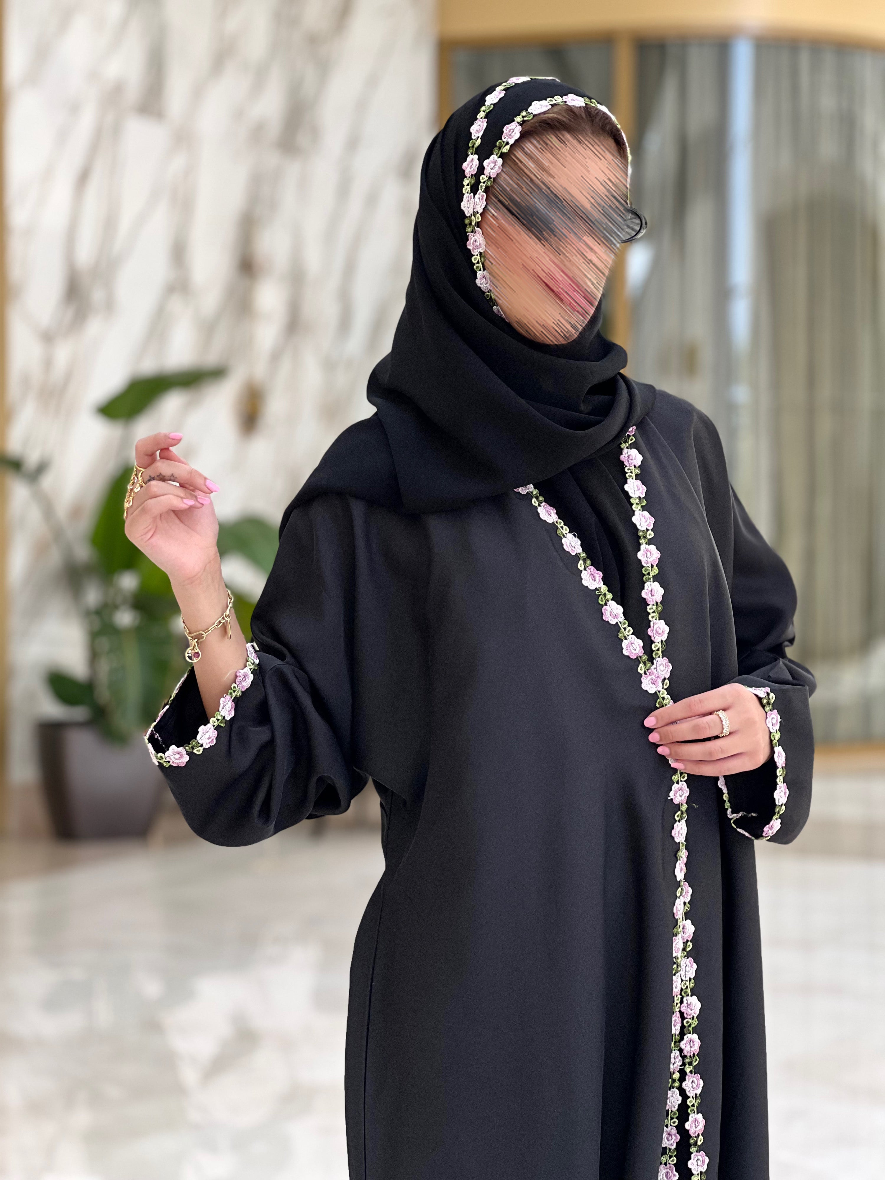 MWT333 - عباية اسود مع اطراف ورد - Aya