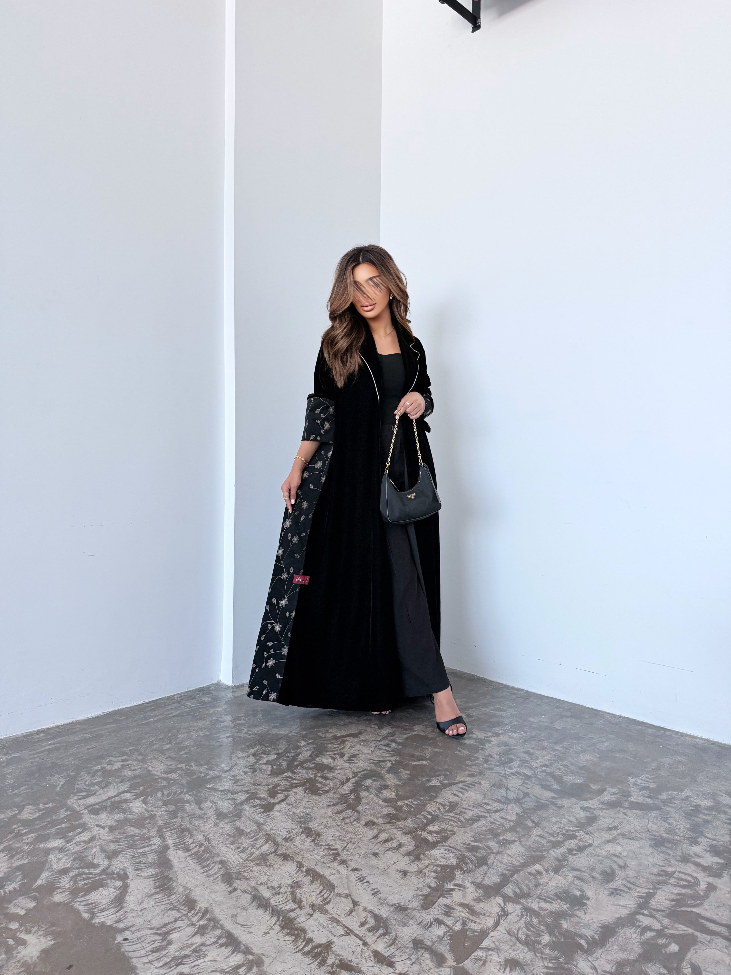 MWT962 - عباية مخمل مع قصة ياقة من الامام وتدخيلة من الخلف