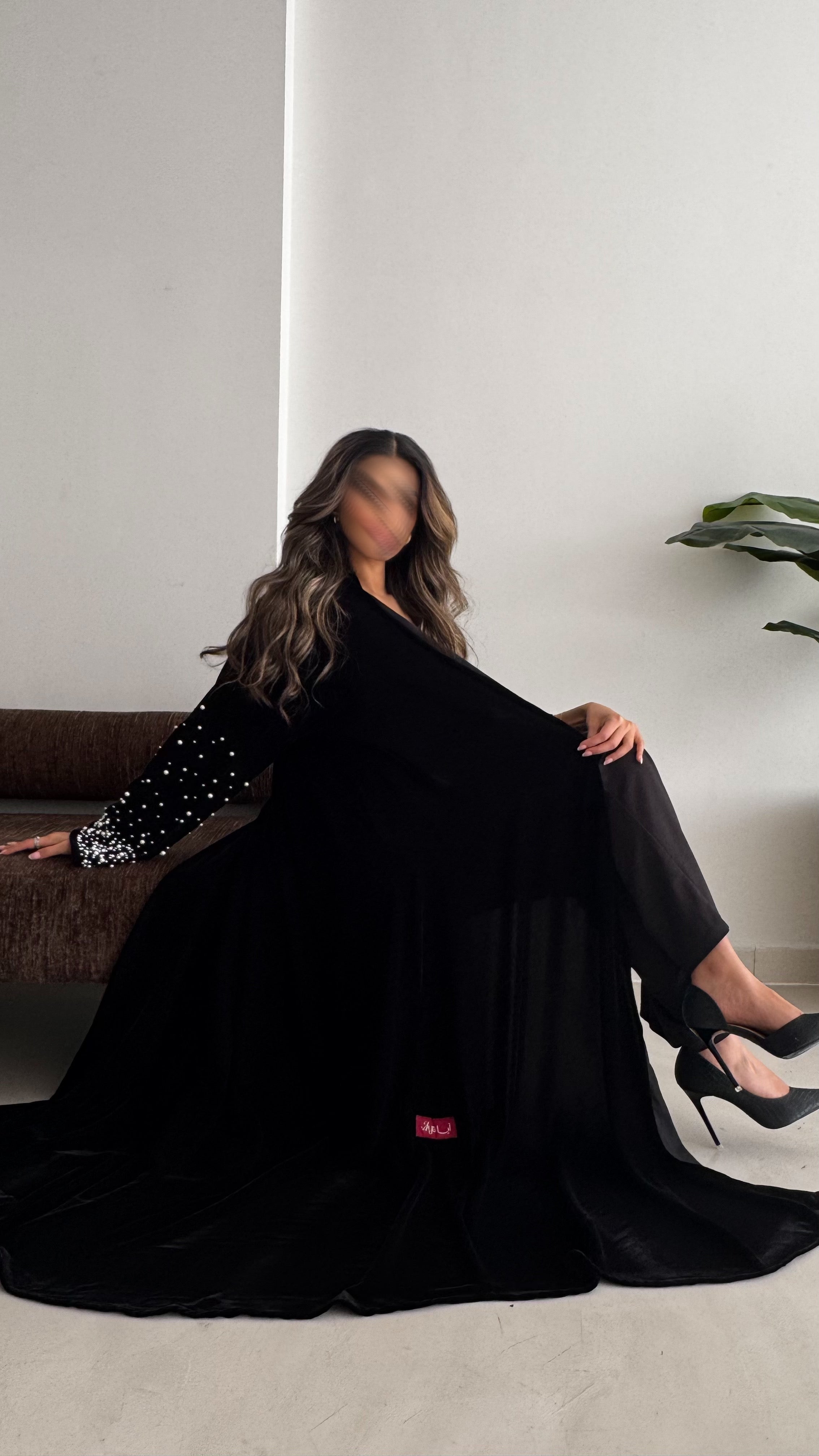 MWT698 - عباية مخمل مع لؤلؤ بالاكمام