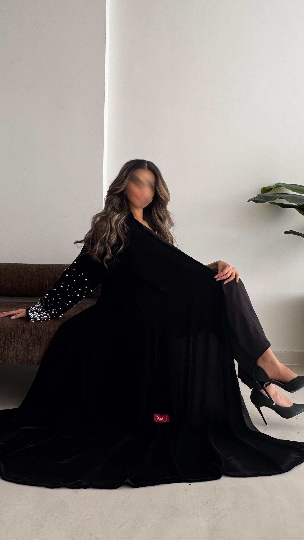 MWT698 - عباية مخمل مع لؤلؤ بالاكمام - Aya