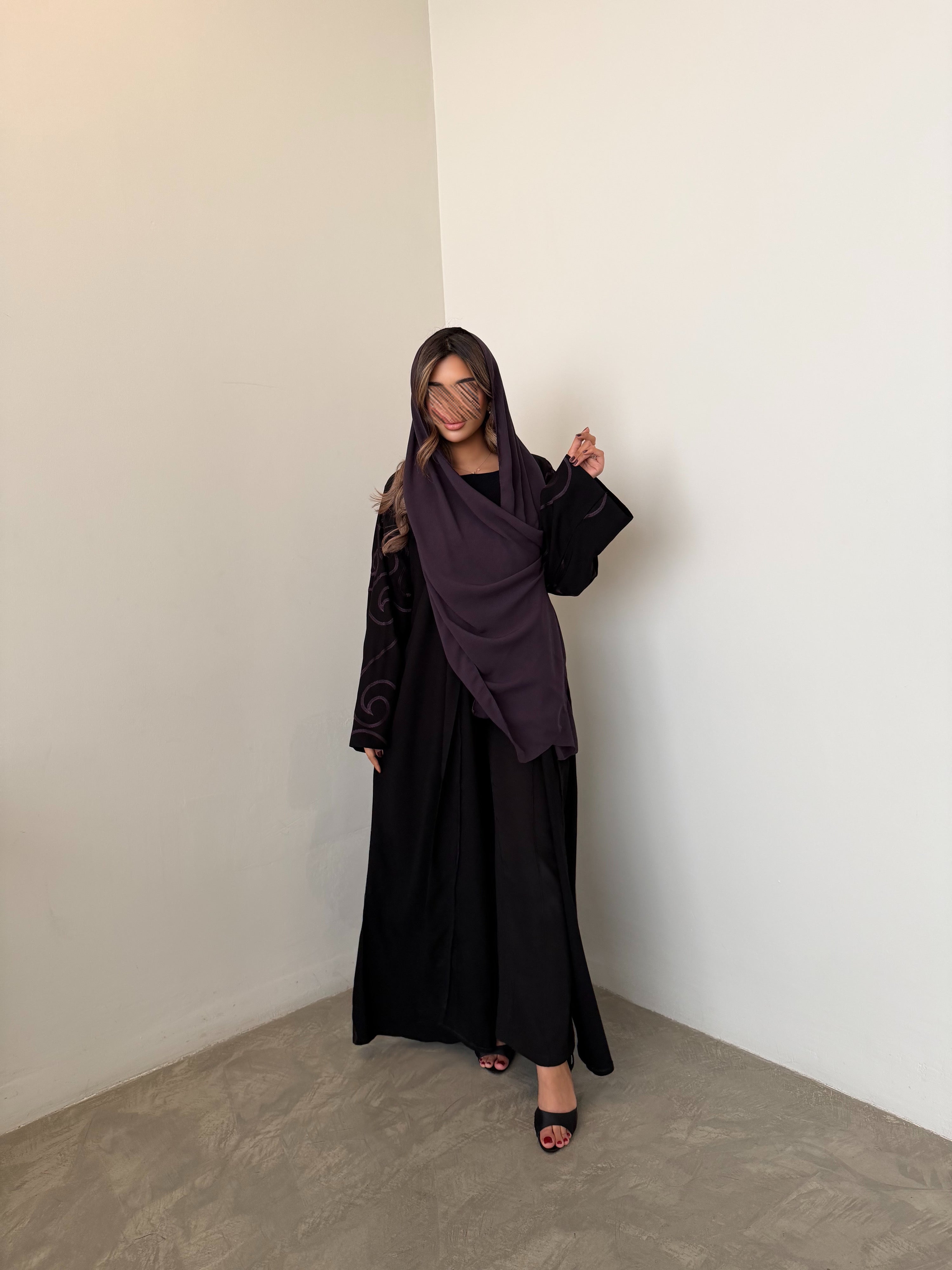 MWT1049 - عباية اسود بتطريز من الخلف - Aya