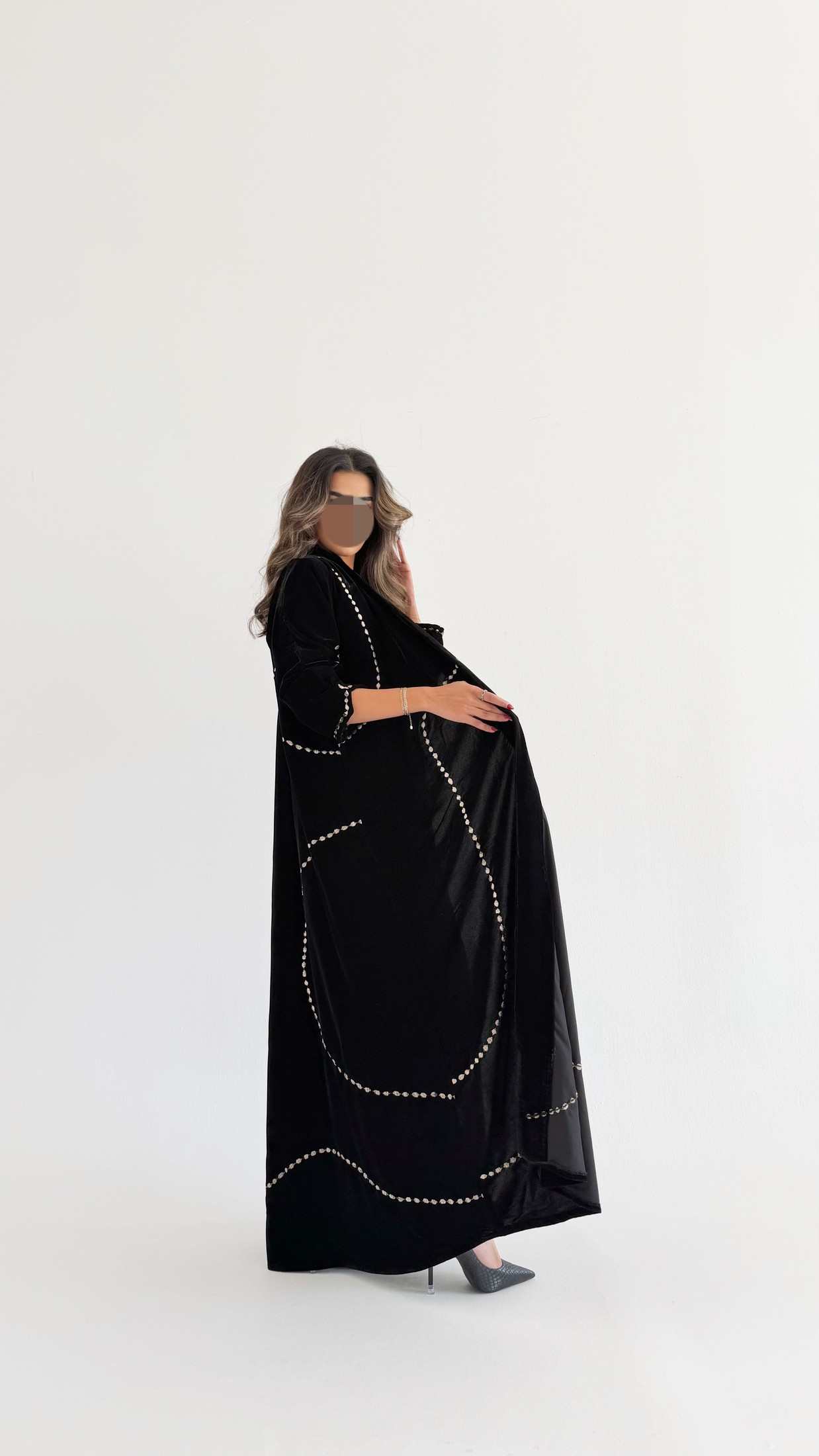 MWT645 - عبايه مخمل اسود تطريز ذهبي - Aya