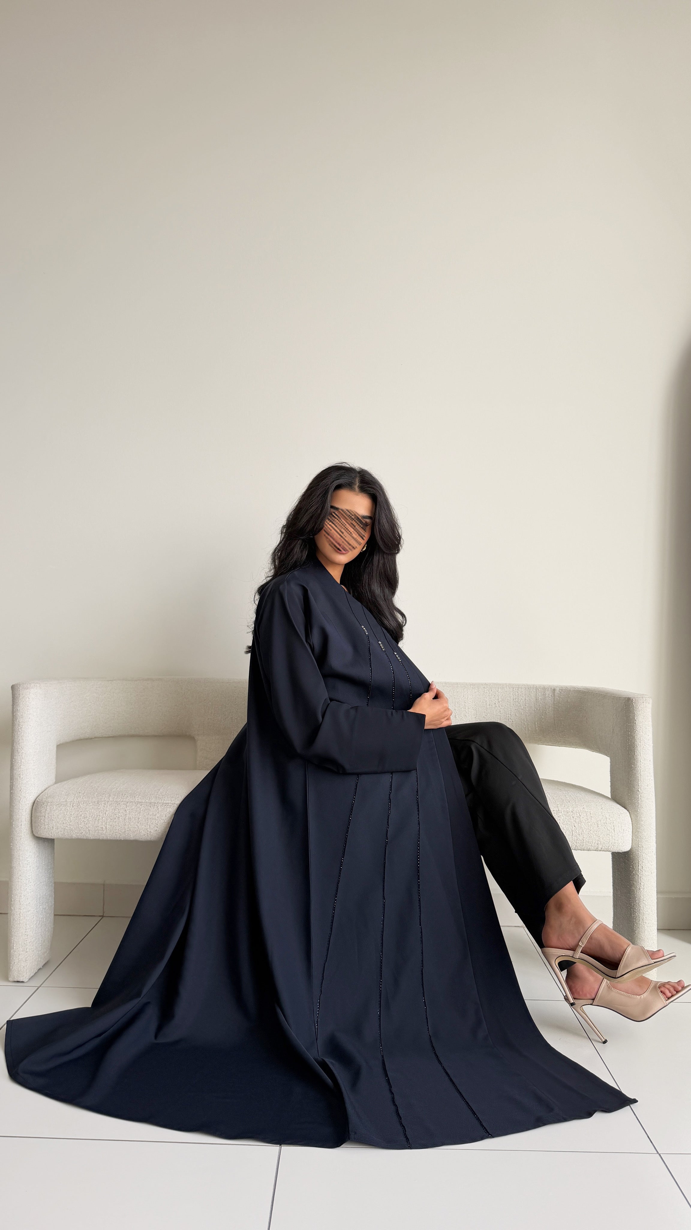 MW2120 - عباية كريب أنيقة بقصّة ربع كلوش عصرية. - Aya