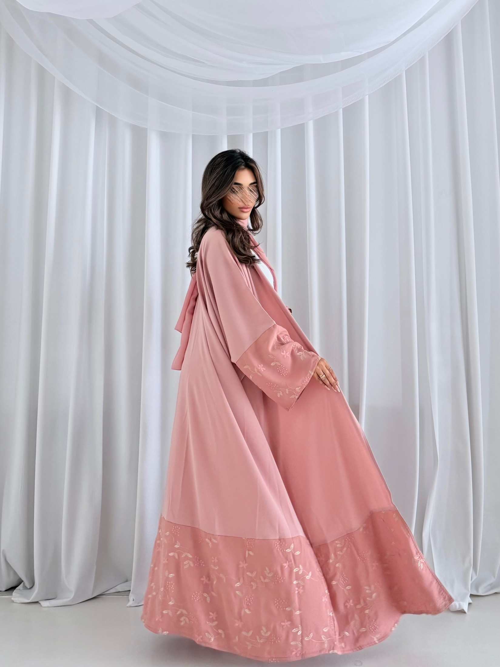 MWT5217 - عبايه صيفيه مع تدخيلات ورد بقماش يومي بارد - Aya