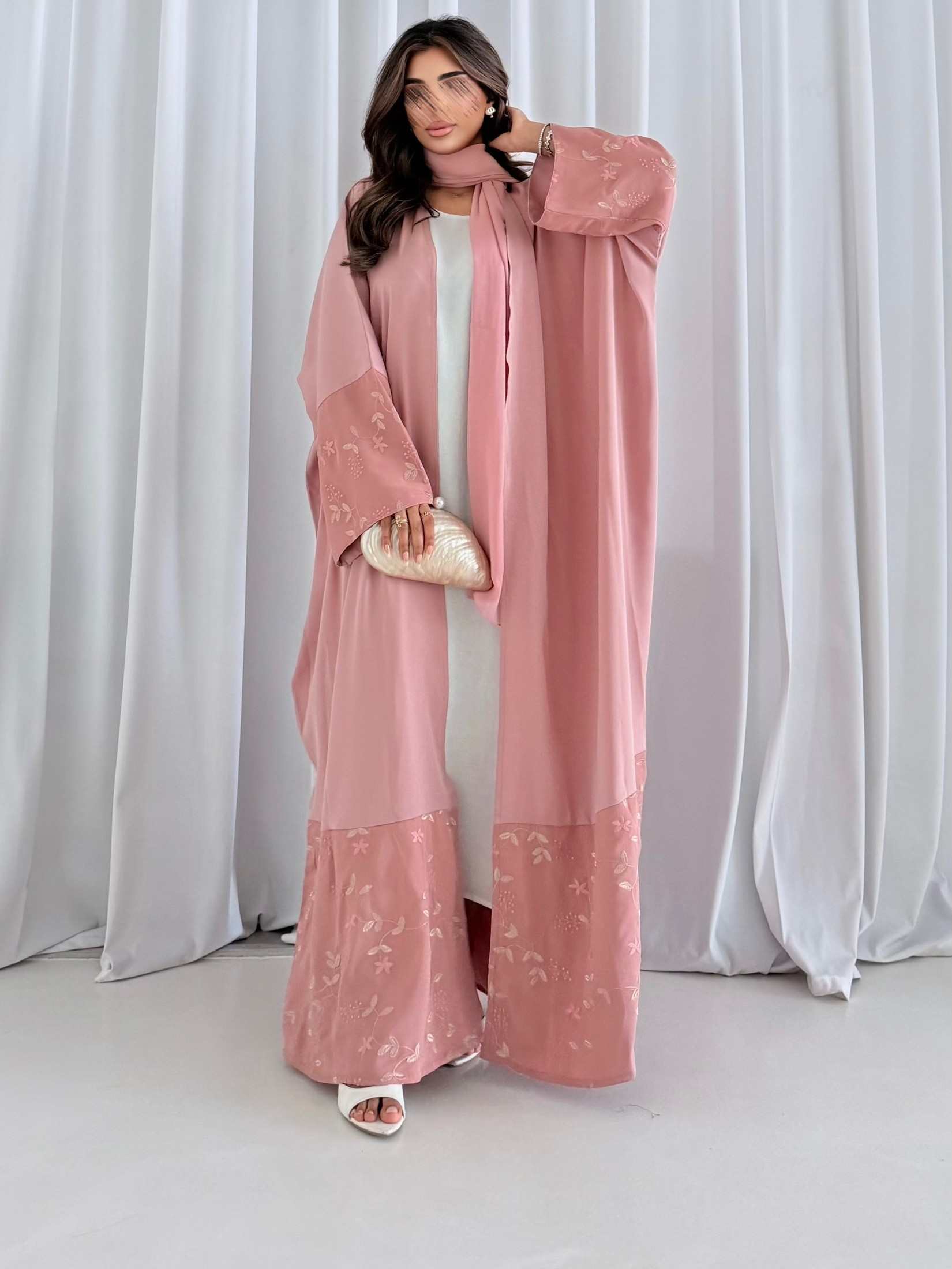 MWT5217 - عبايه صيفيه مع تدخيلات ورد بقماش يومي بارد - Aya