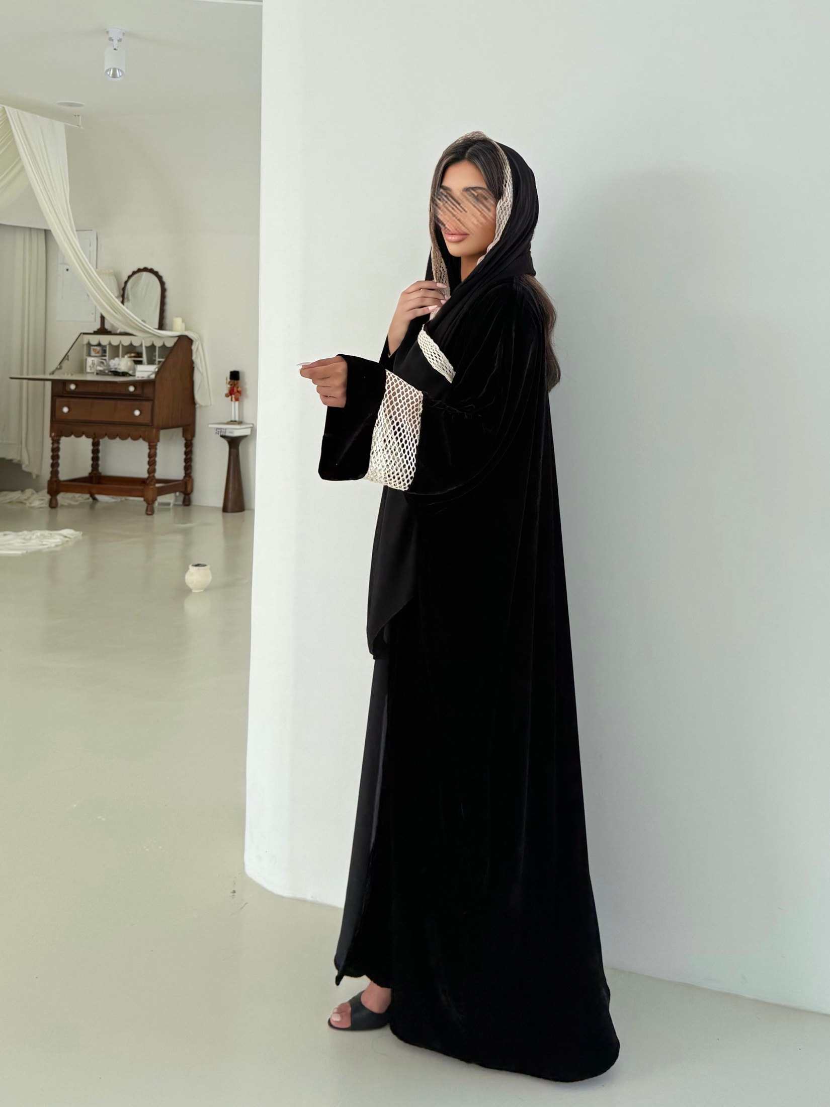 MWT976 - عباية مخمل مع اضافه شبك بالاكمام - Aya