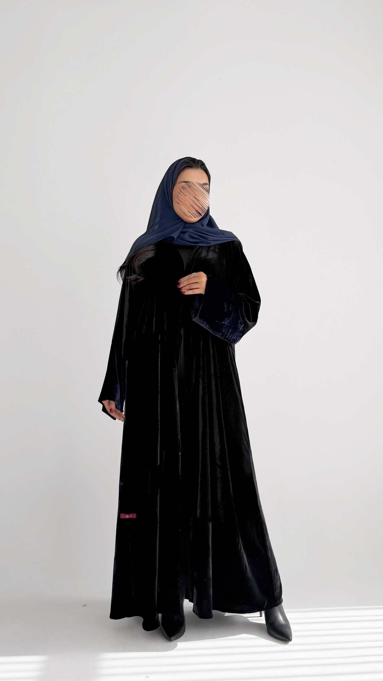 MWT765 - عباية مخمل كحلي مع أسود - Aya