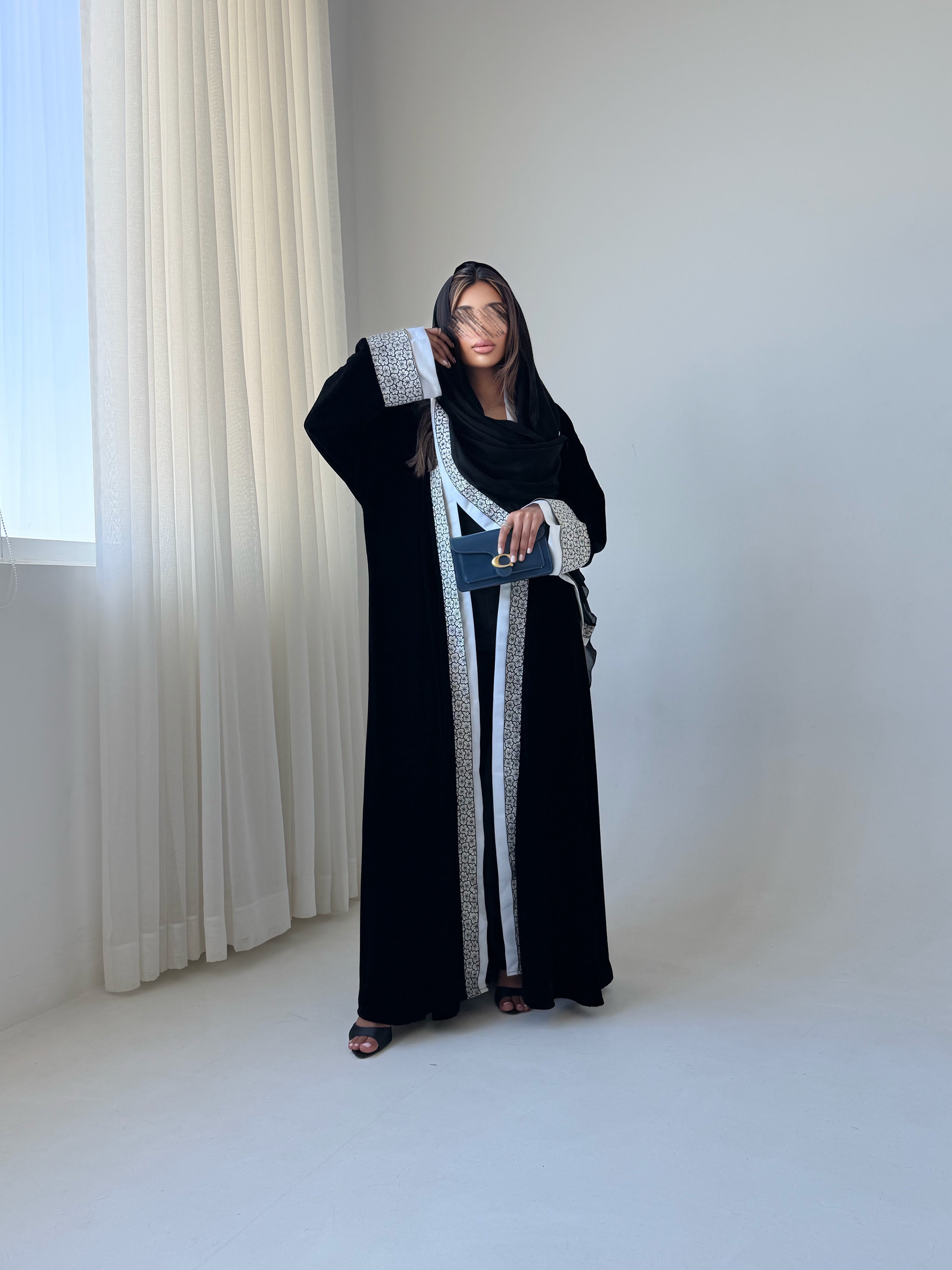 MWT963 - عباية مخمل مع تدخيله كلفه ورد من الامام