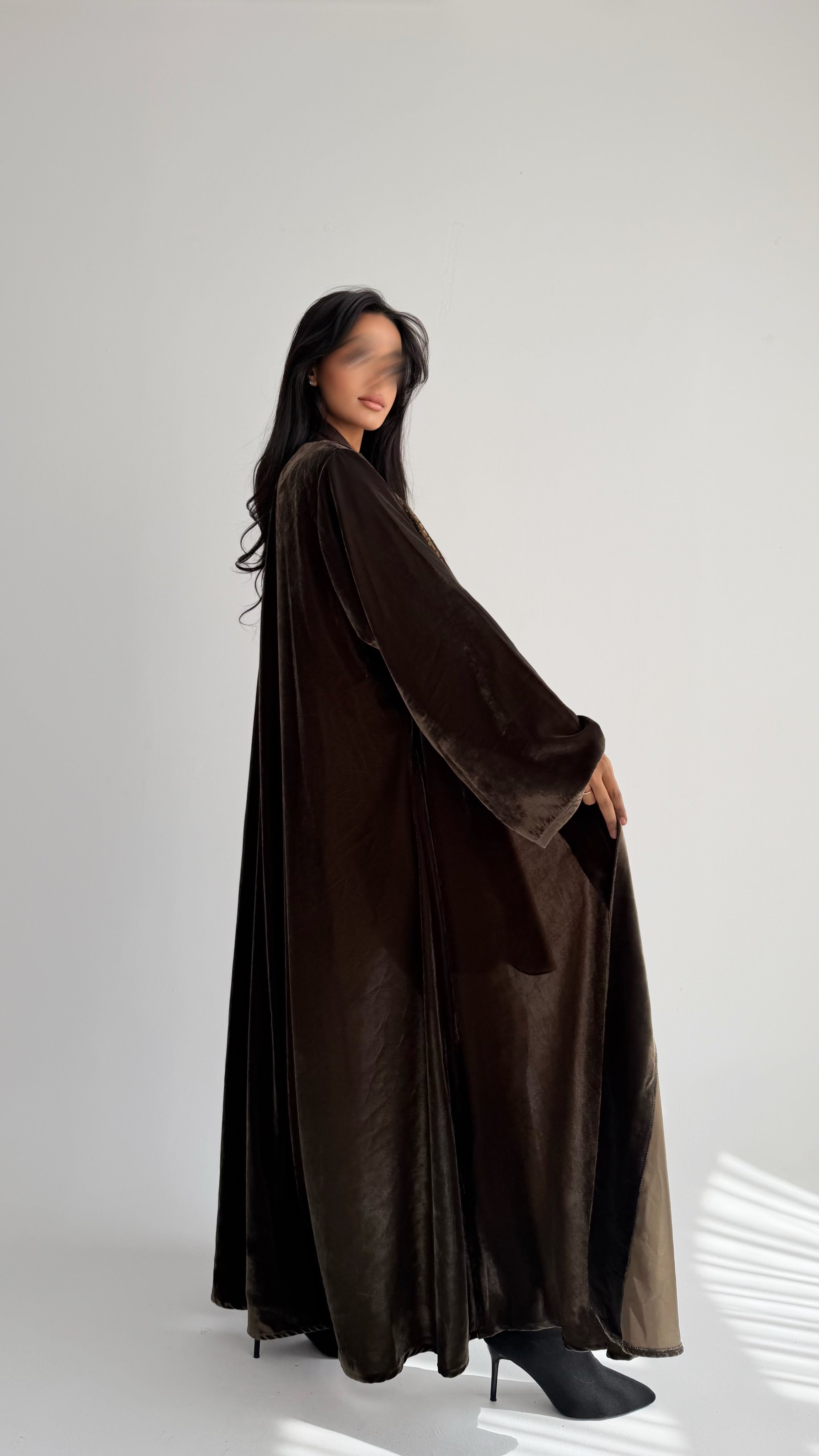 MWT825 - عباية مخمل مع تدخيلة كلفة بالامام - Aya