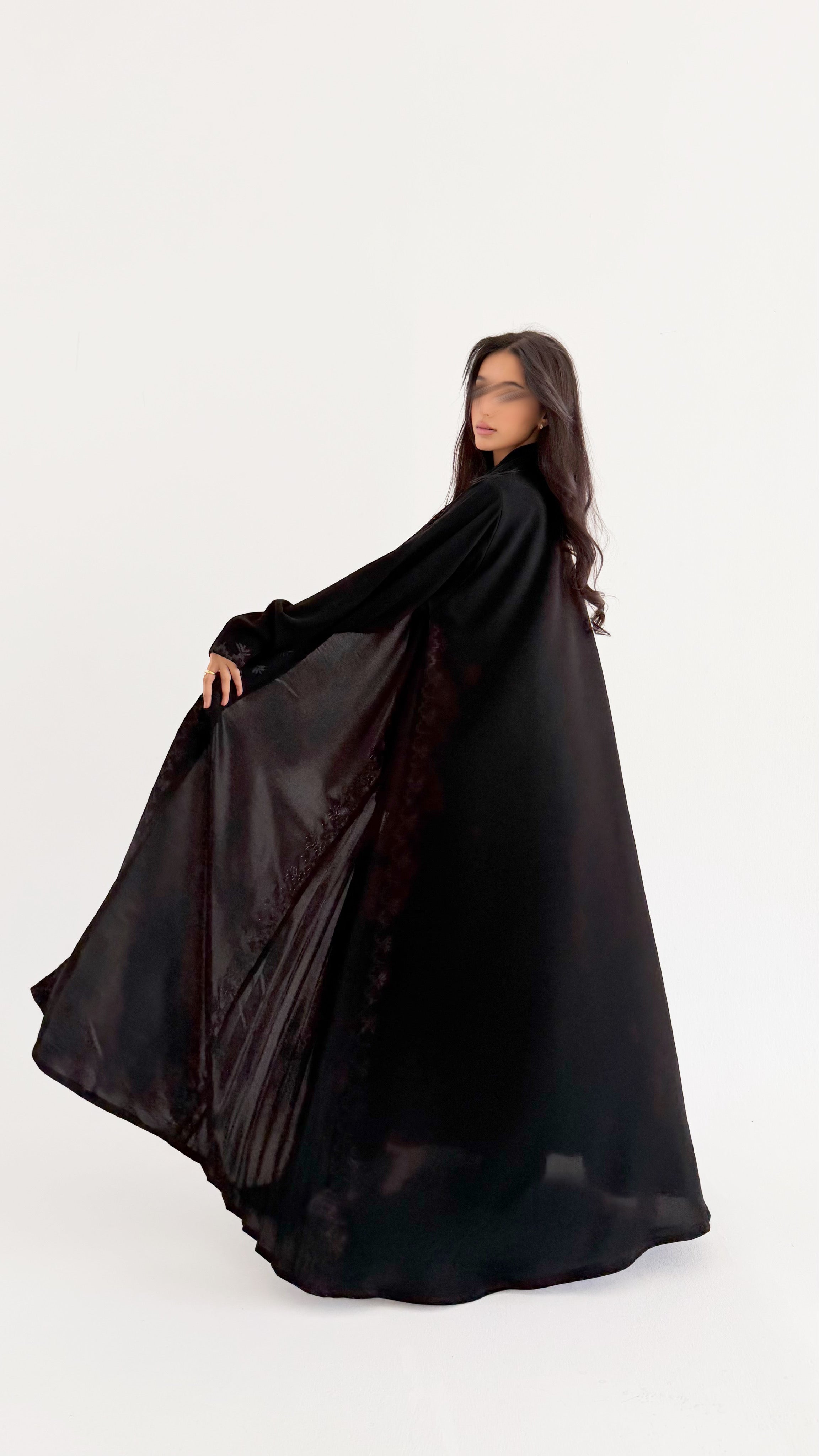 MW1813 - عباية السراميك الملكية بتفاصيل مطرزة