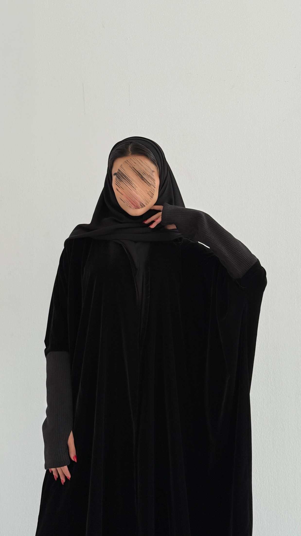 MWT749 - عباية مخمل بأكمام استرتش - Aya