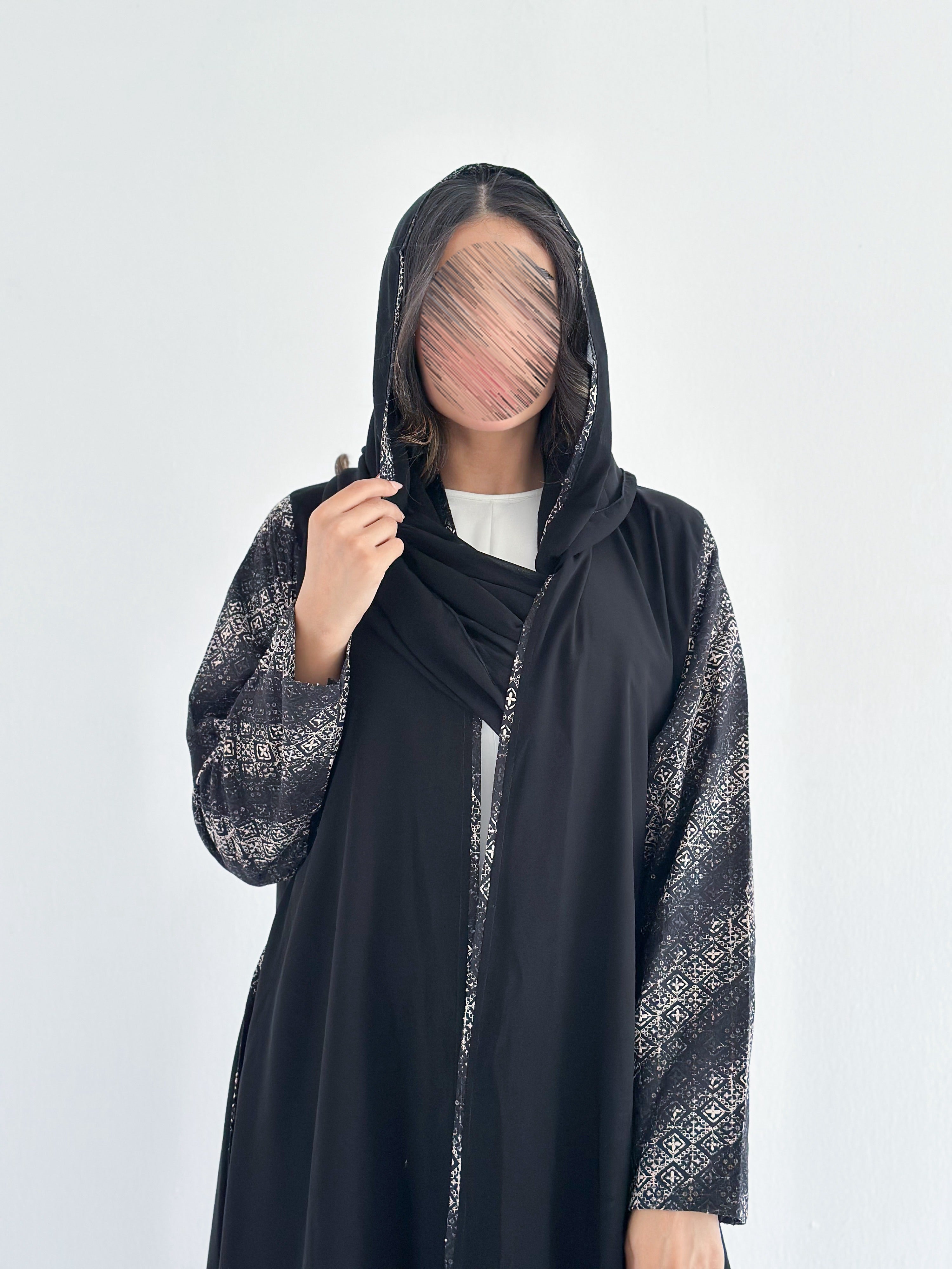 MWT1269 - عباية اسود مع تدخيلة ركامه بالاكمام