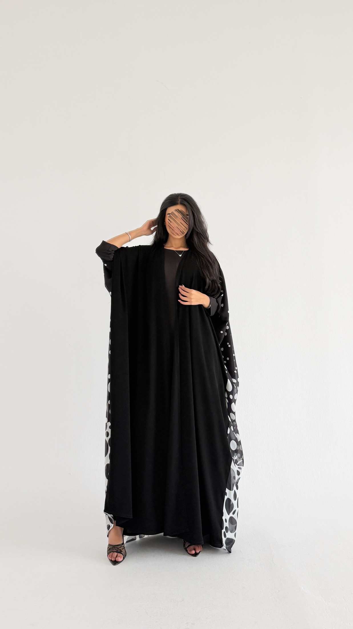 MWT5127 - عبايه كريب ملكي مع شيفون طباعه اسود من الأمام من الخلف منقط مع أكمام ستريتش - Aya