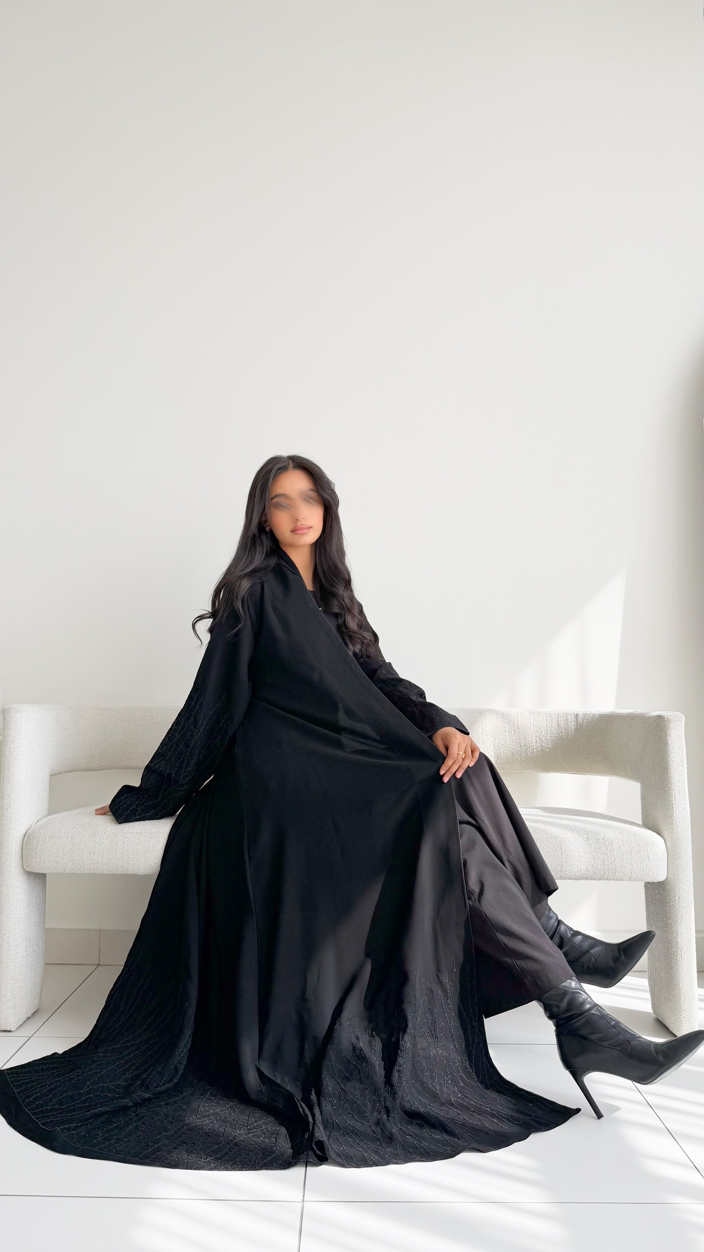 MW1786 - عباية قماش ملكي تطريز كبيوتر الاكمام والاسفل