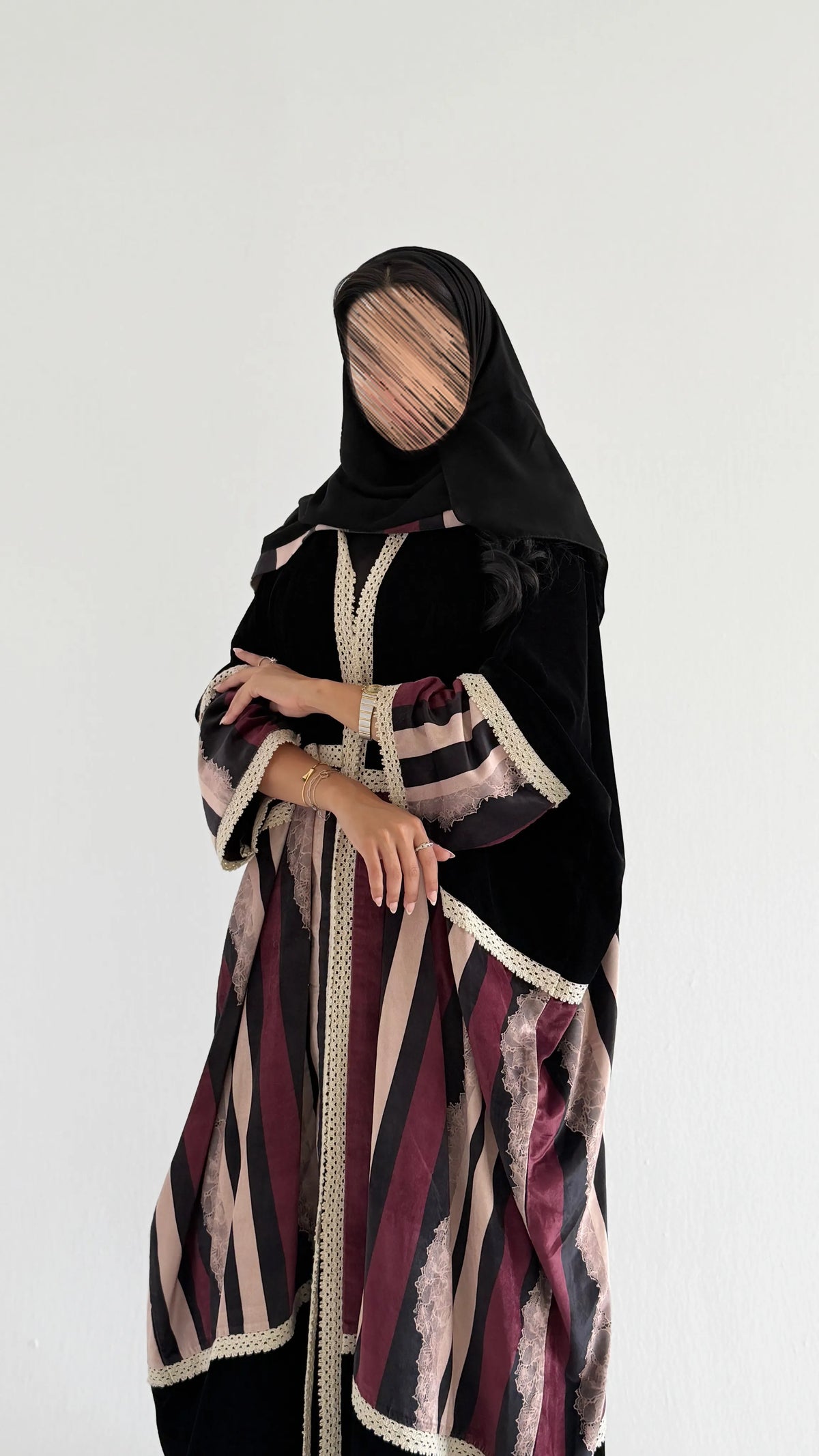 MWT2189 - عبايه مخمل اسود مع مخمل طباعه - Aya