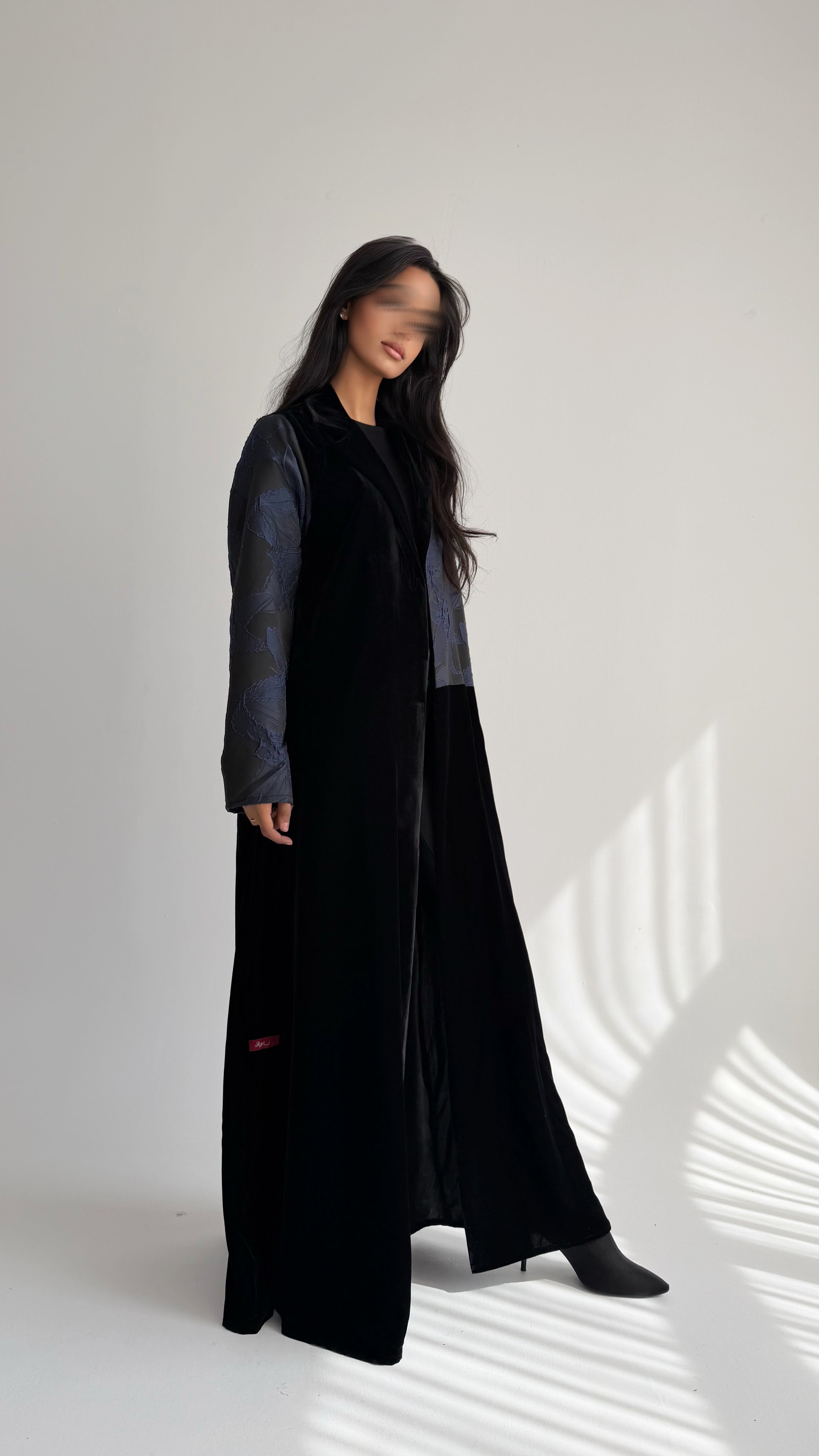 MWT848 - عباية مخمل مع تدخيلة جاكار - Aya