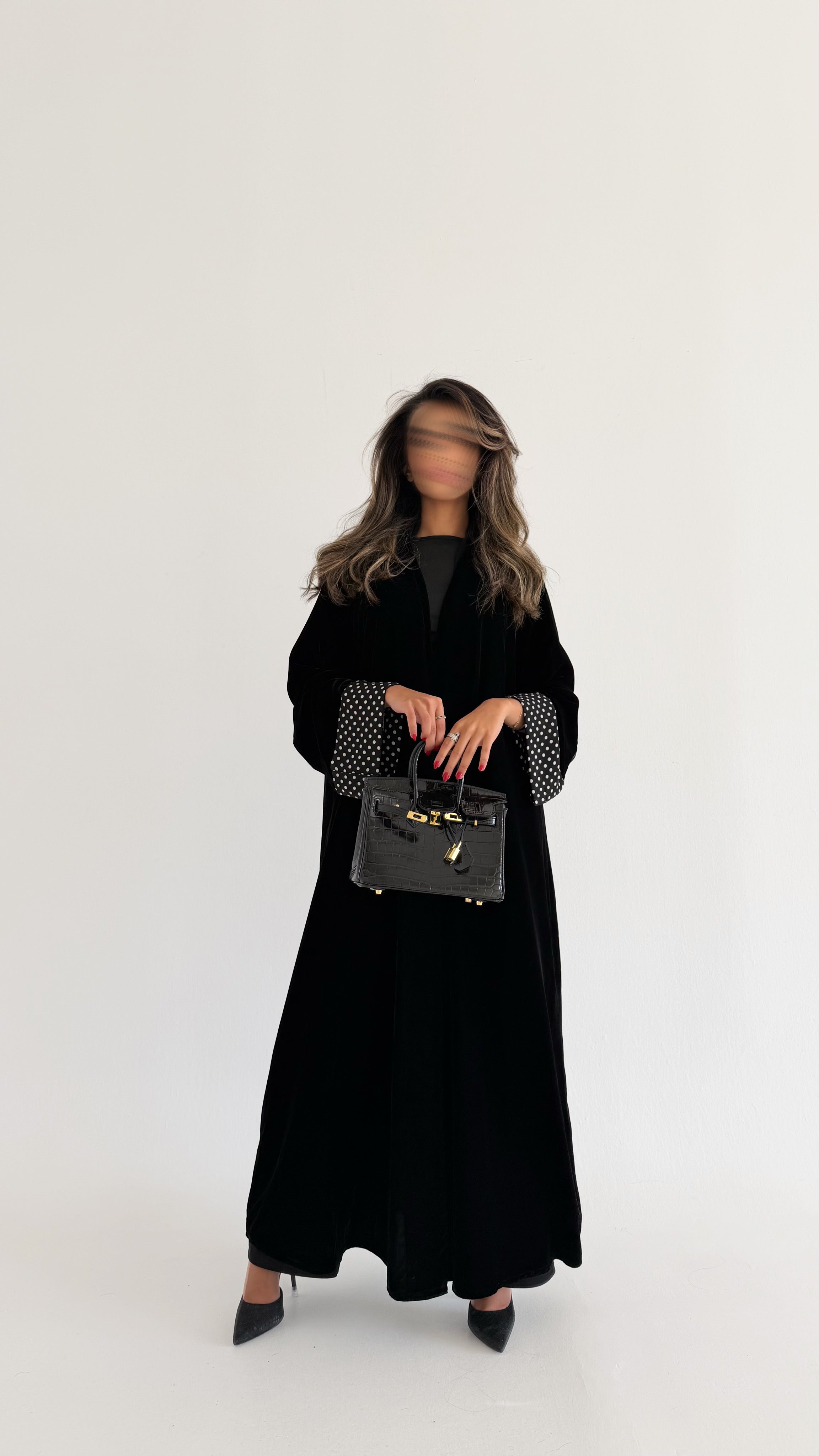 MWT571 - عباية مخمل أسود بأكمام منقطة