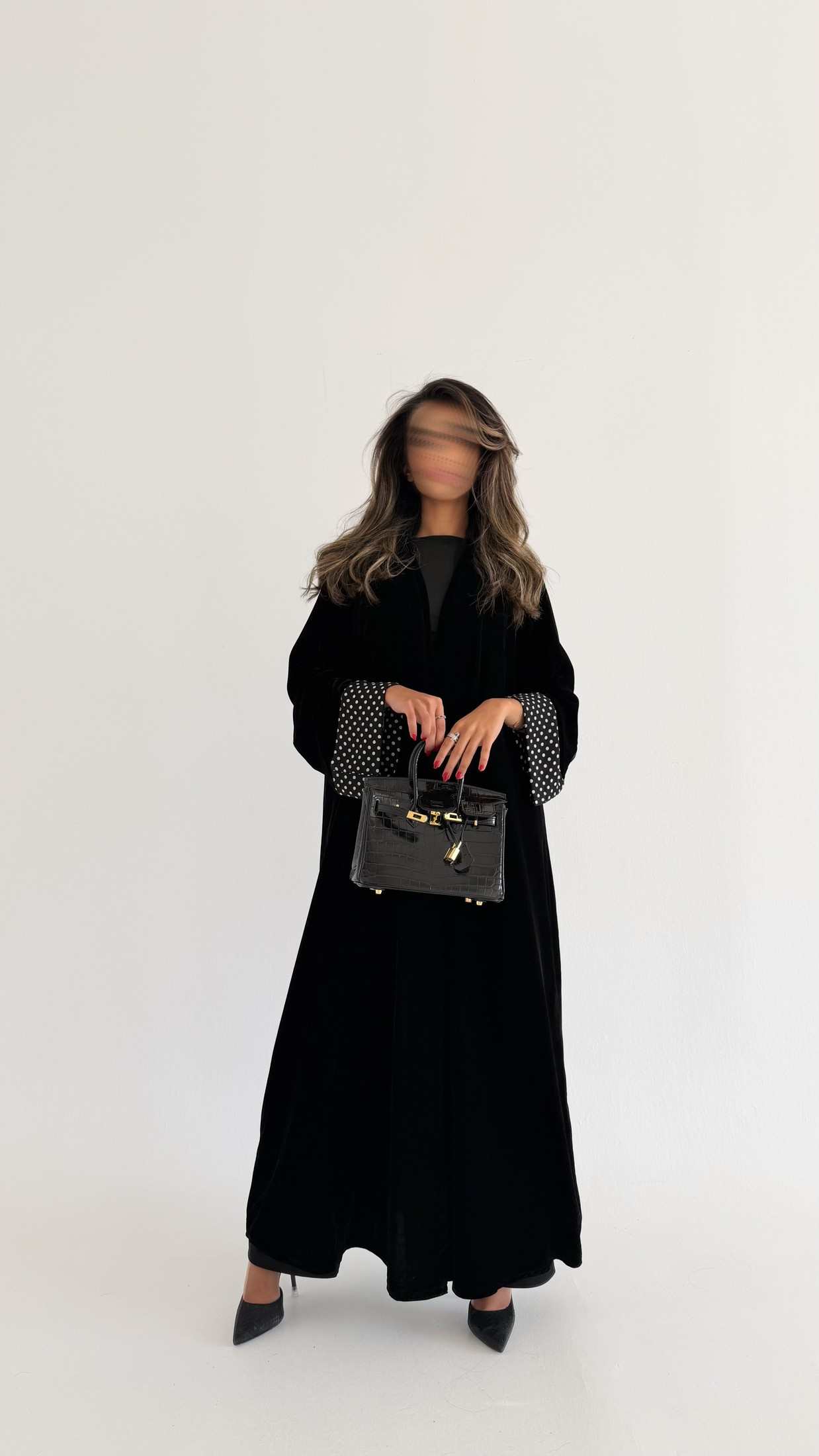 MWT571 - عباية مخمل أسود بأكمام منقطة - Aya