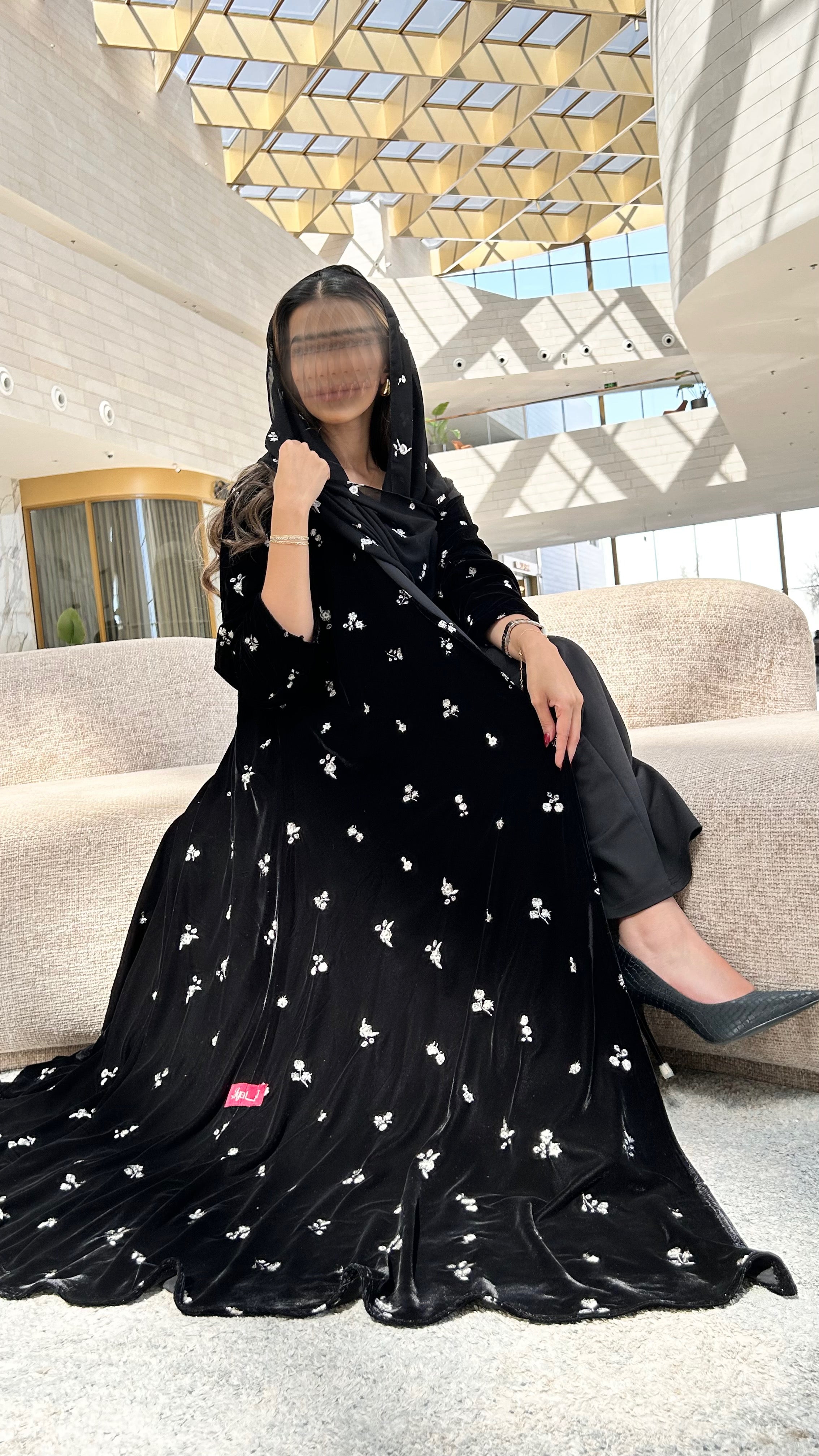 MWT642 - عبايه مخمل تطريز وردات - Aya