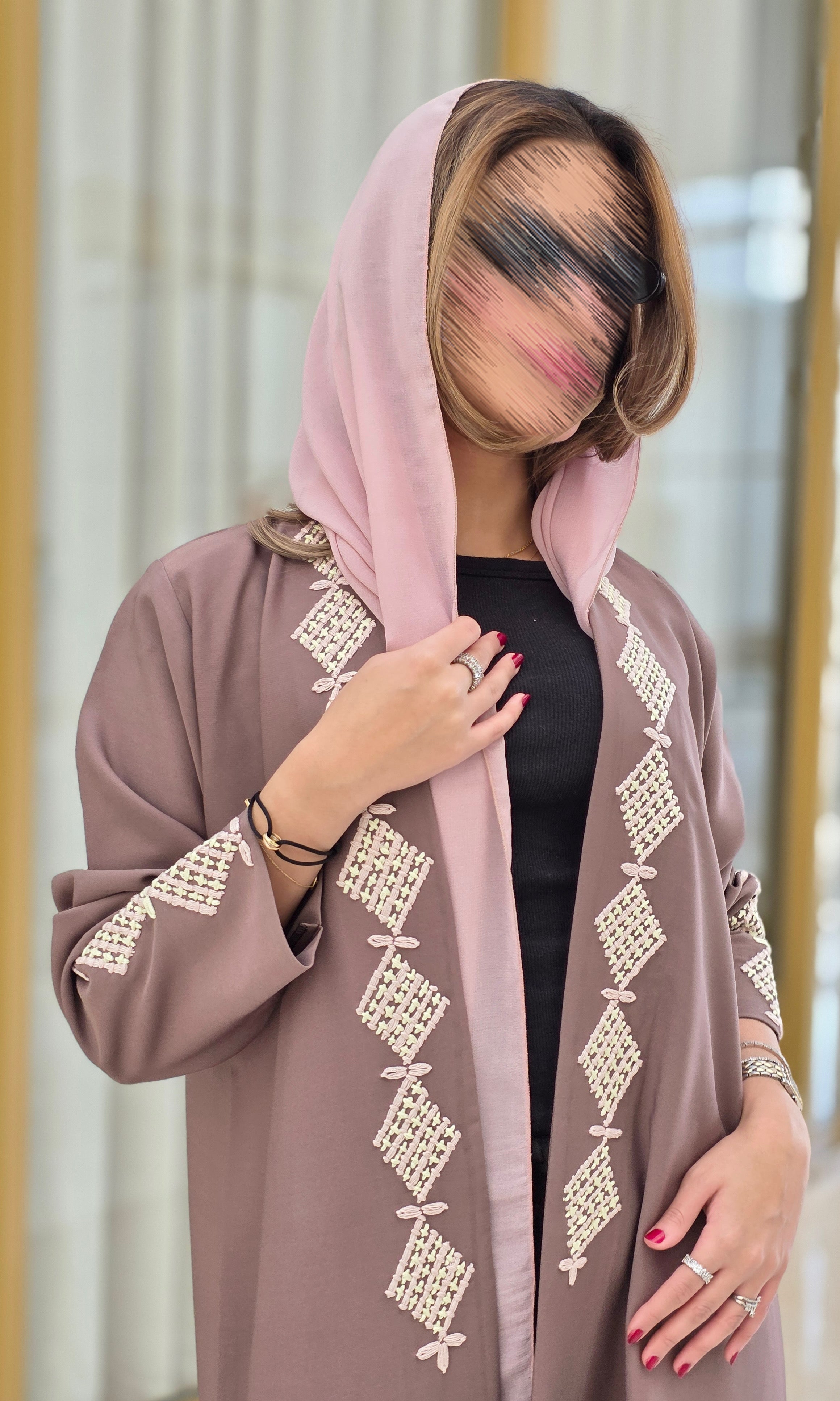 MWT662 - عباية وردي تطريز من الامام - Aya