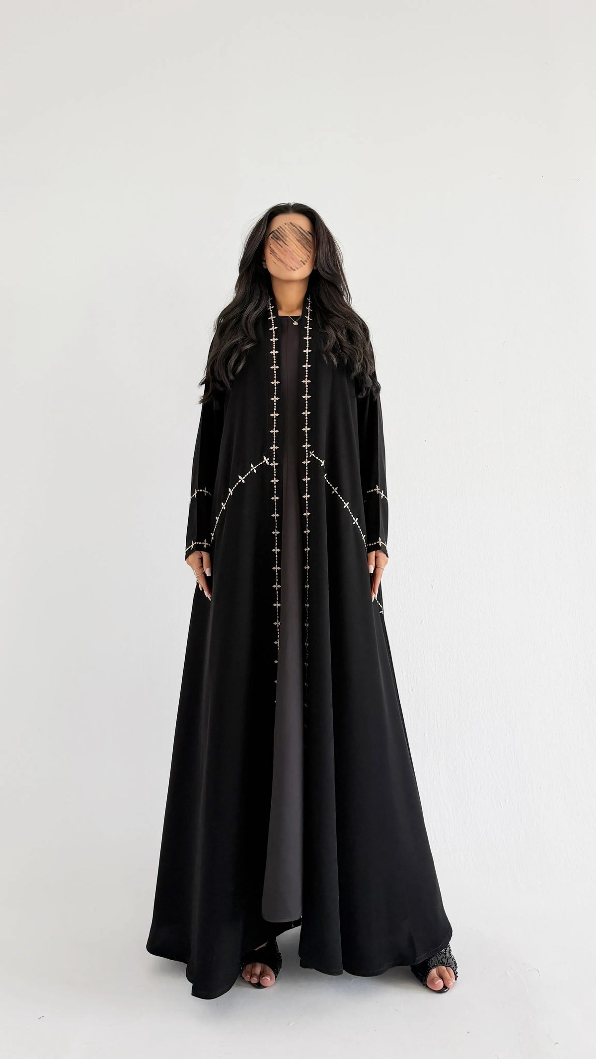 MW425 - عباية سوداء مطرزة