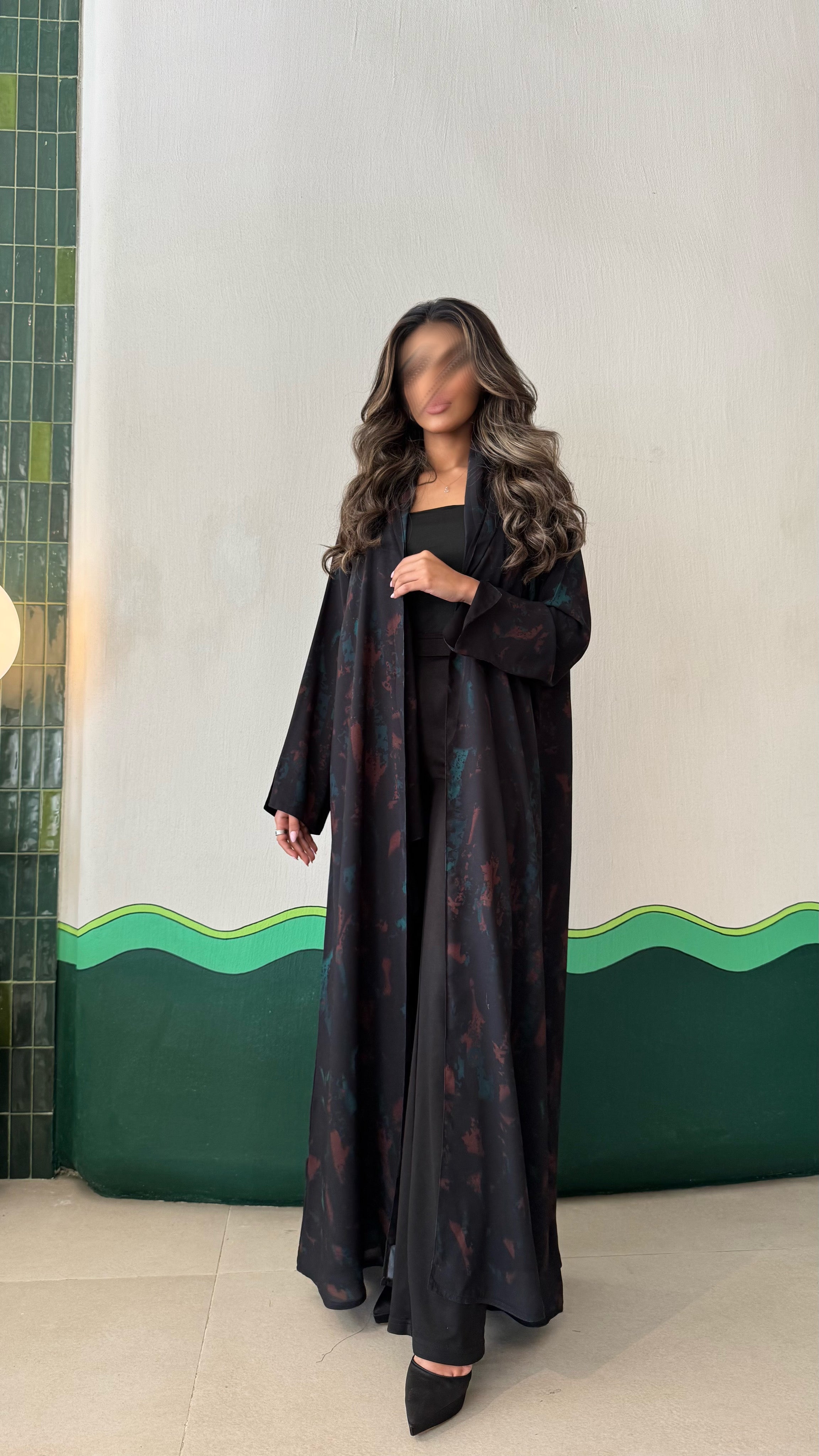 MWT447 - عباية طباعة اسود مع دمج اخضر واحمر - Aya