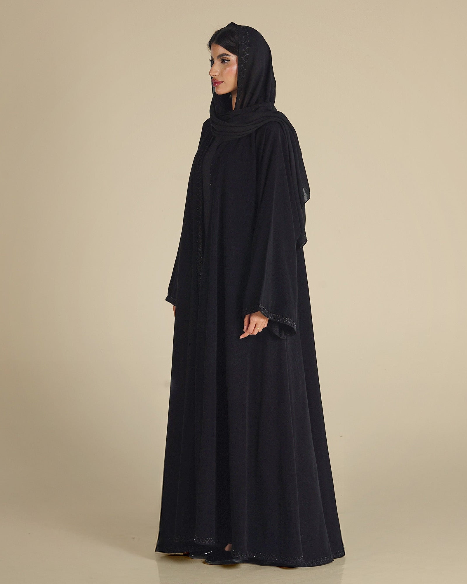 MW645 - Light Crepe Standing with Jacquard Half-Cloche
