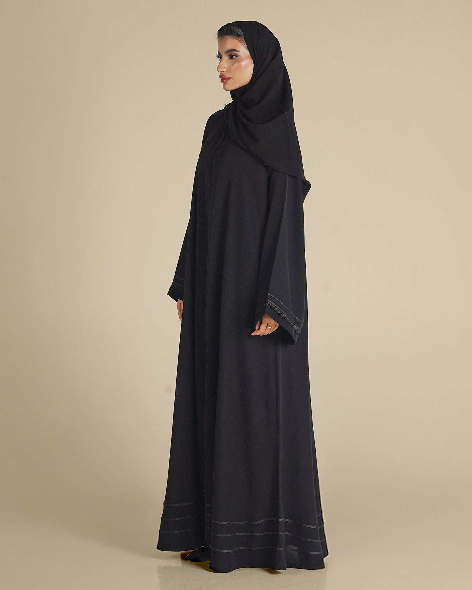 MW1273 - عباية أسود فاحم مع تطريز بأطراف العباية - Aya