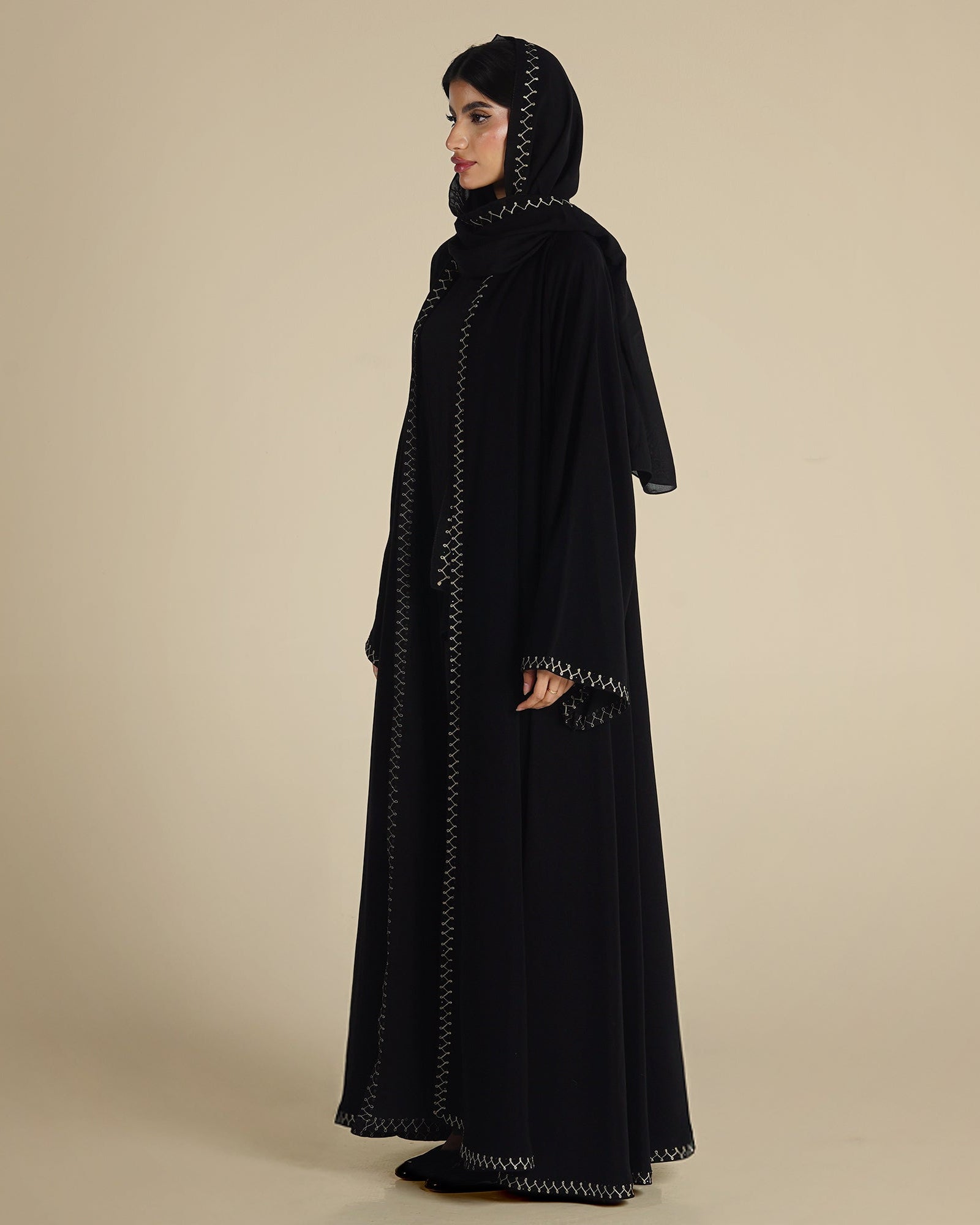 MW1267 - عباية سوداء دبل كلوش بتطريز ابيض في اطراف العباية والطرحة - Aya