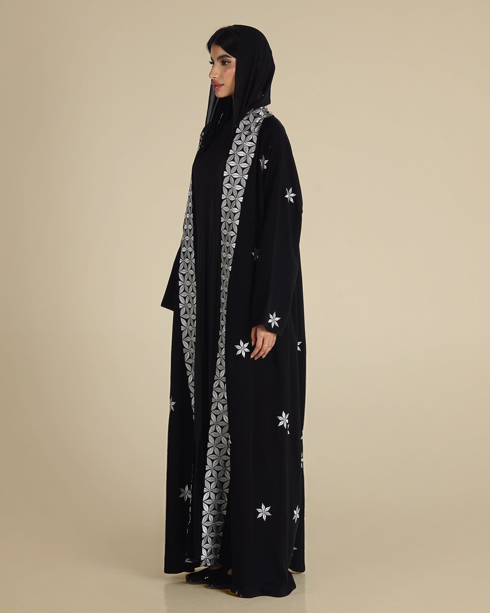 MW1268 - عباية سوداء بتطريز ورود أبيض في العباية والطرحة - Aya