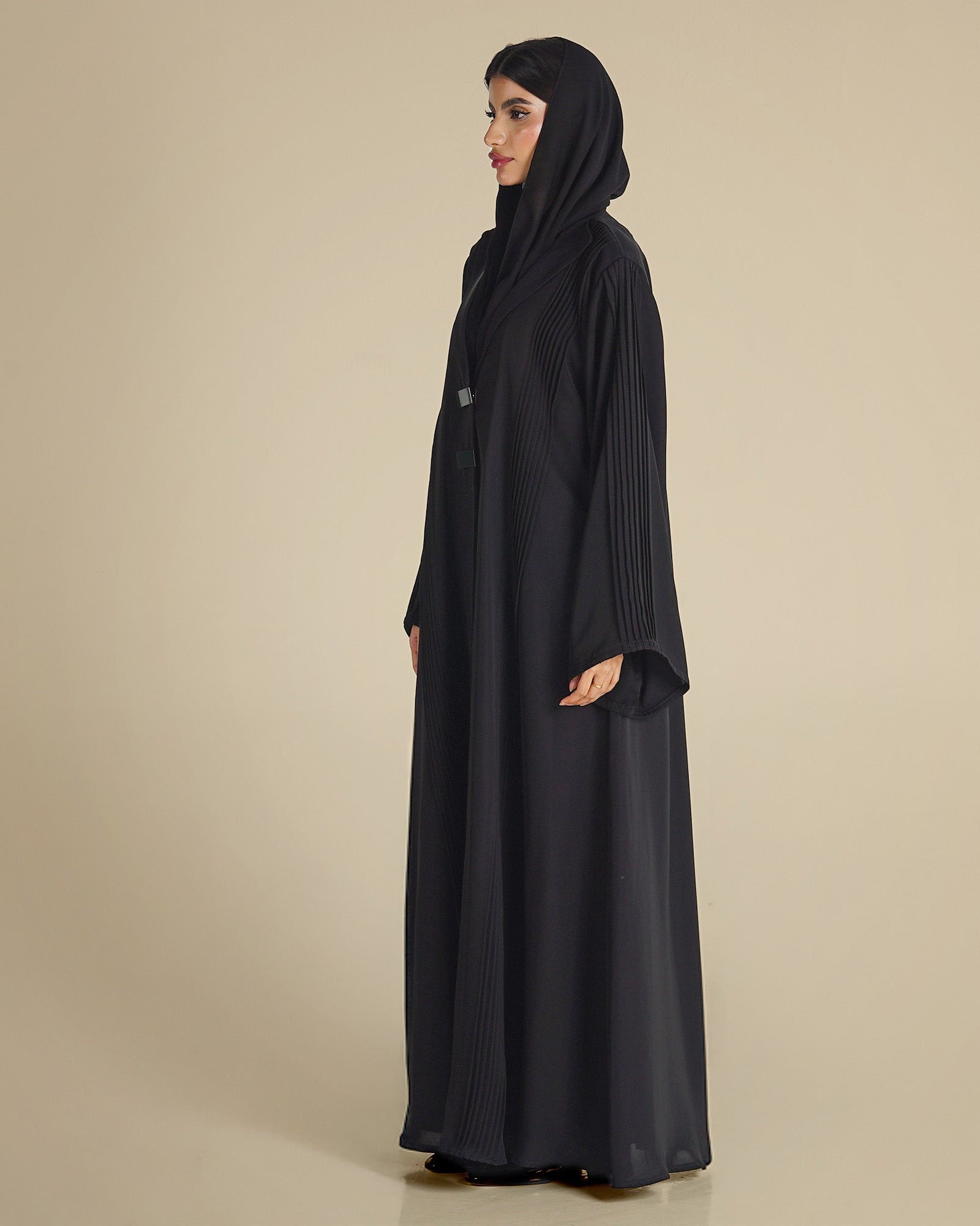 MW1264 - عباية سوداء رسمية مع قفل حديد وتطريز
